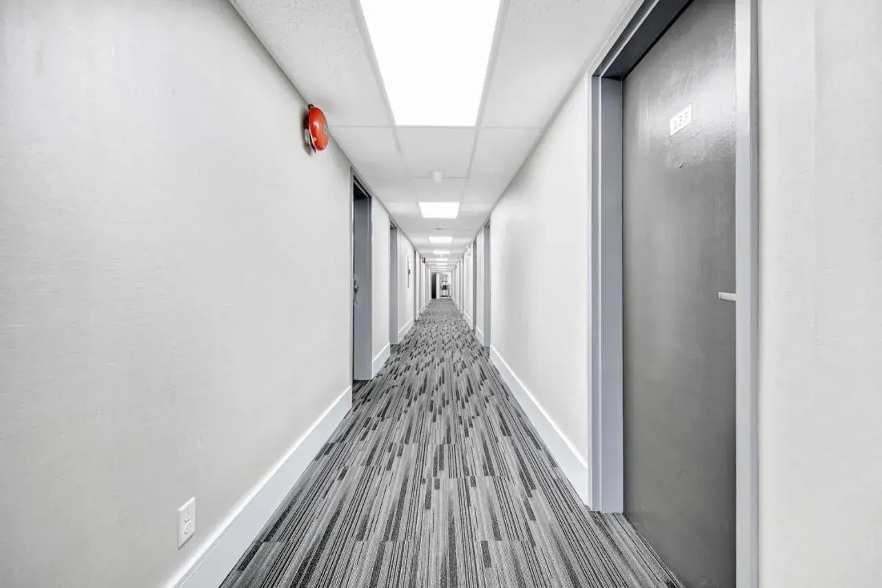 Property building in Deluxe Inn Property building in Deluxe Inn