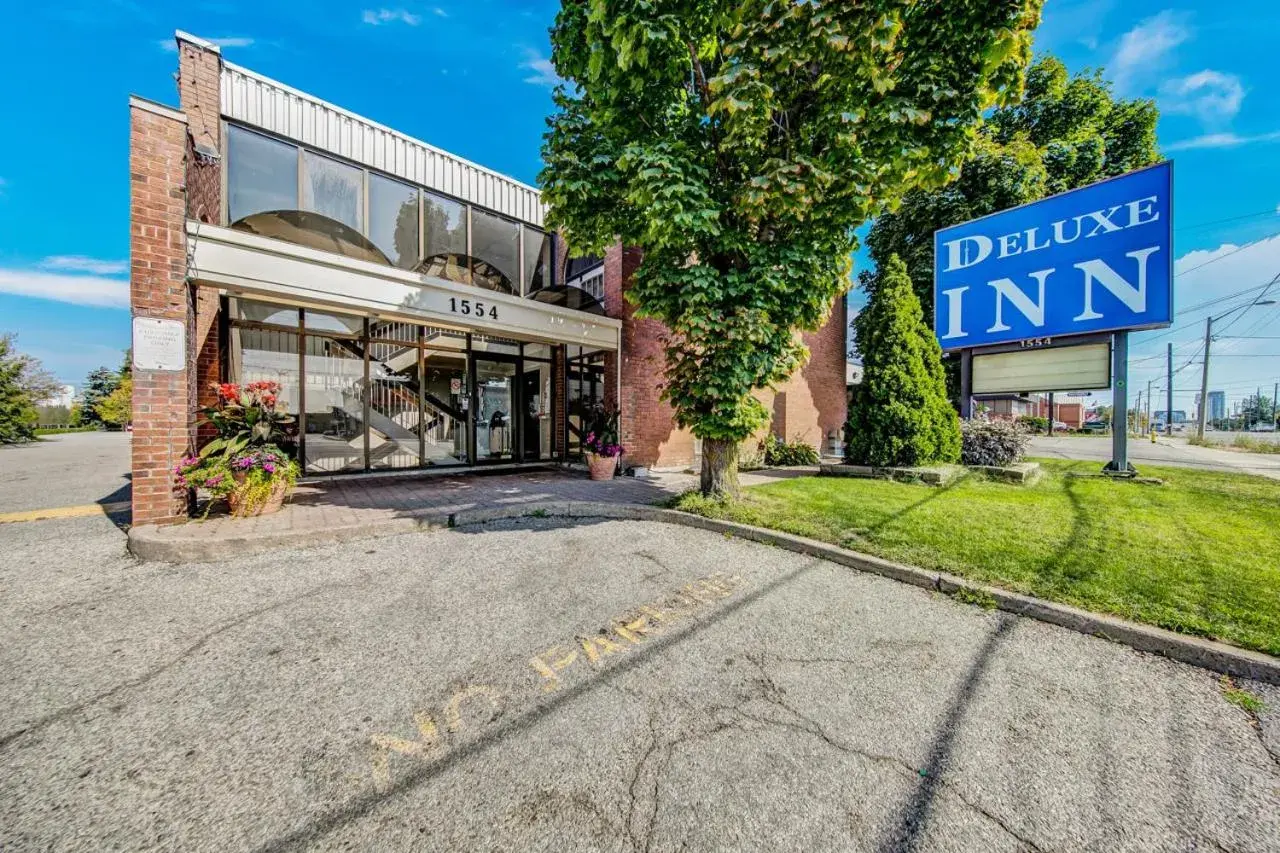 Property building in Deluxe Inn Property building in Deluxe Inn