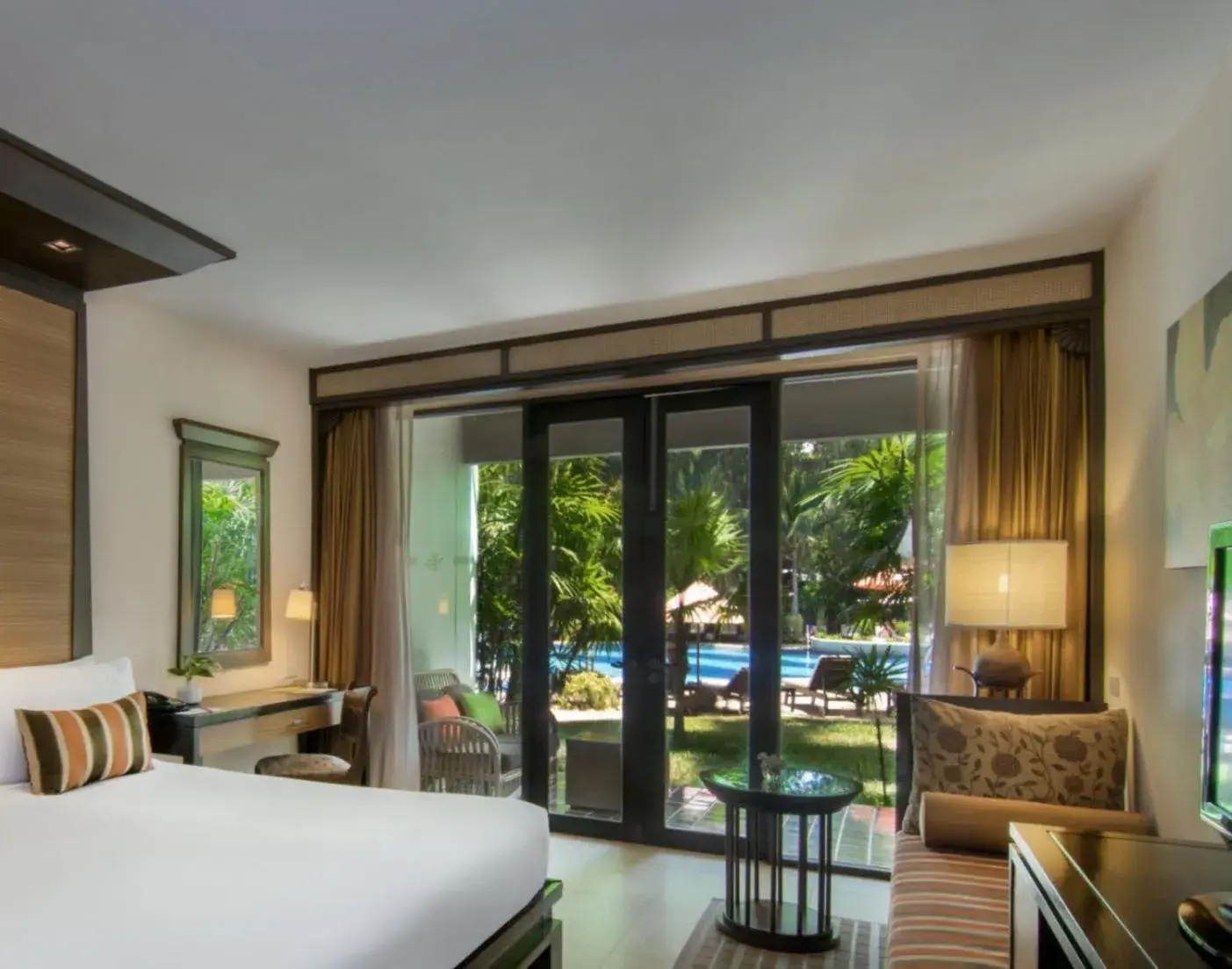 Pool view, Bed in Siam Bayshore Resort Pattaya Pool view, Bed in Siam Bayshore Resort Pattaya