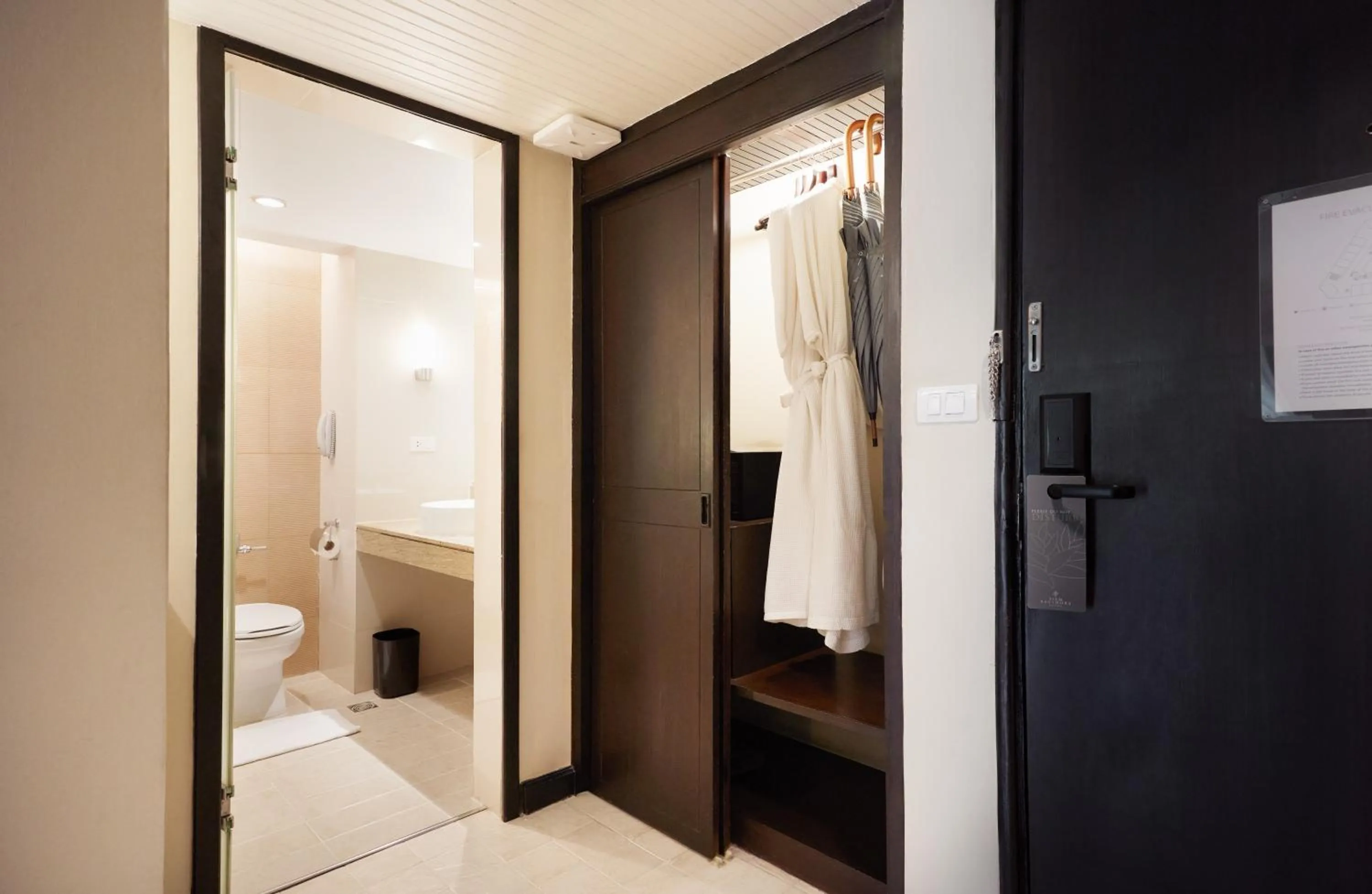 Toilet, Bed in Siam Bayshore Resort Pattaya