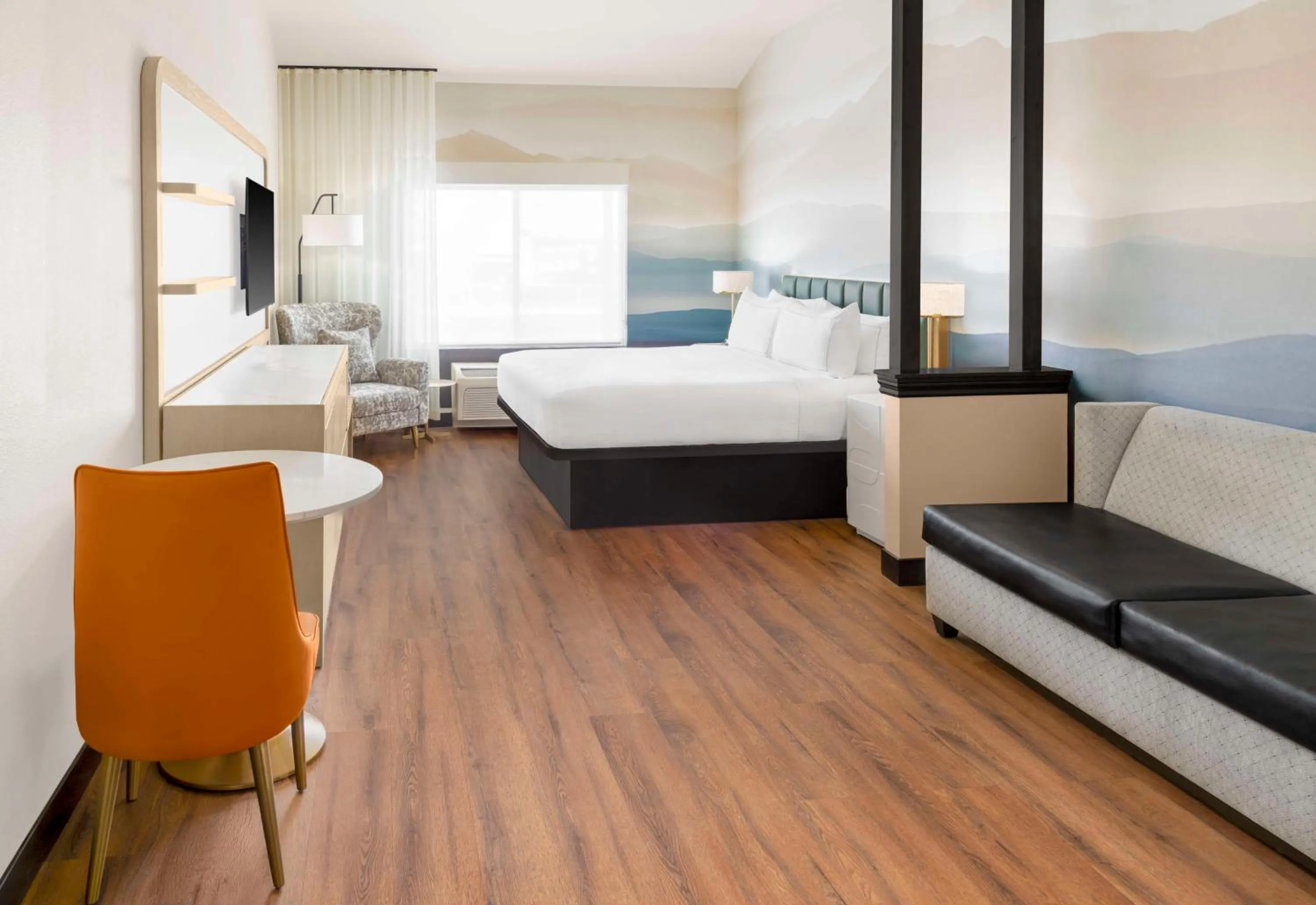 Living room, Bed in DoubleTree by Hilton Phoenix-Gilbert