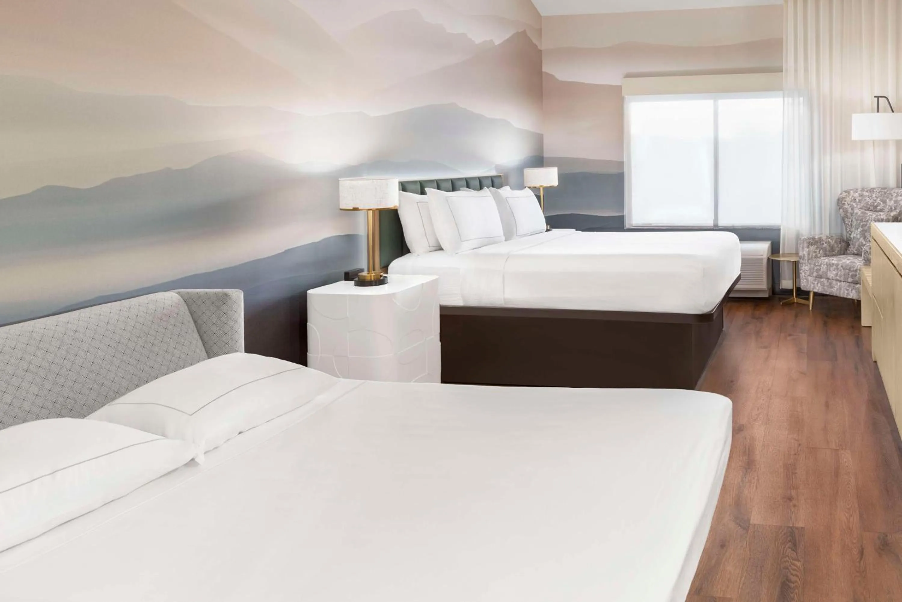 Living room, Bed in DoubleTree by Hilton Phoenix-Gilbert