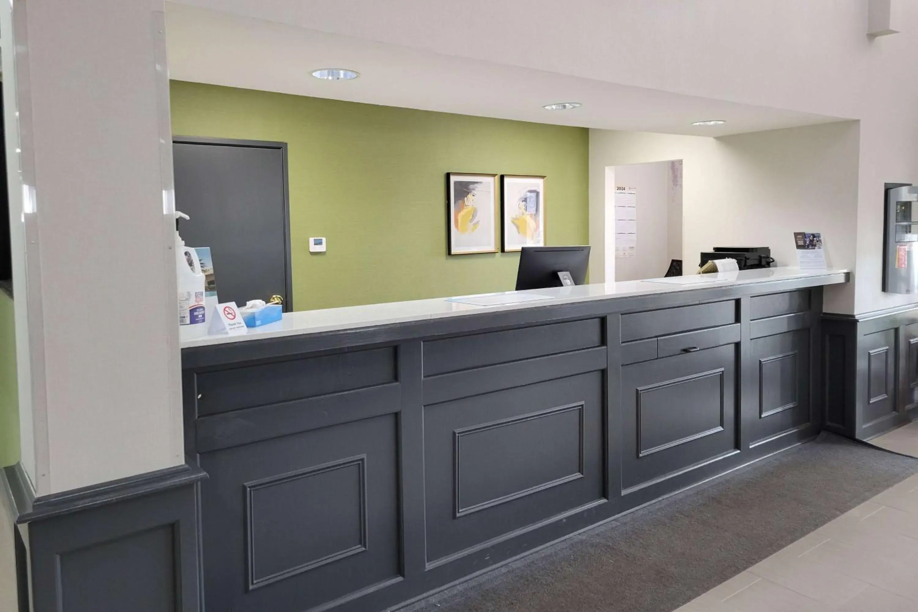 Lobby or reception in Super 8 by Wyndham Aurora/Naperville Area Lobby or reception in Super 8 by Wyndham Aurora/Naperville Area