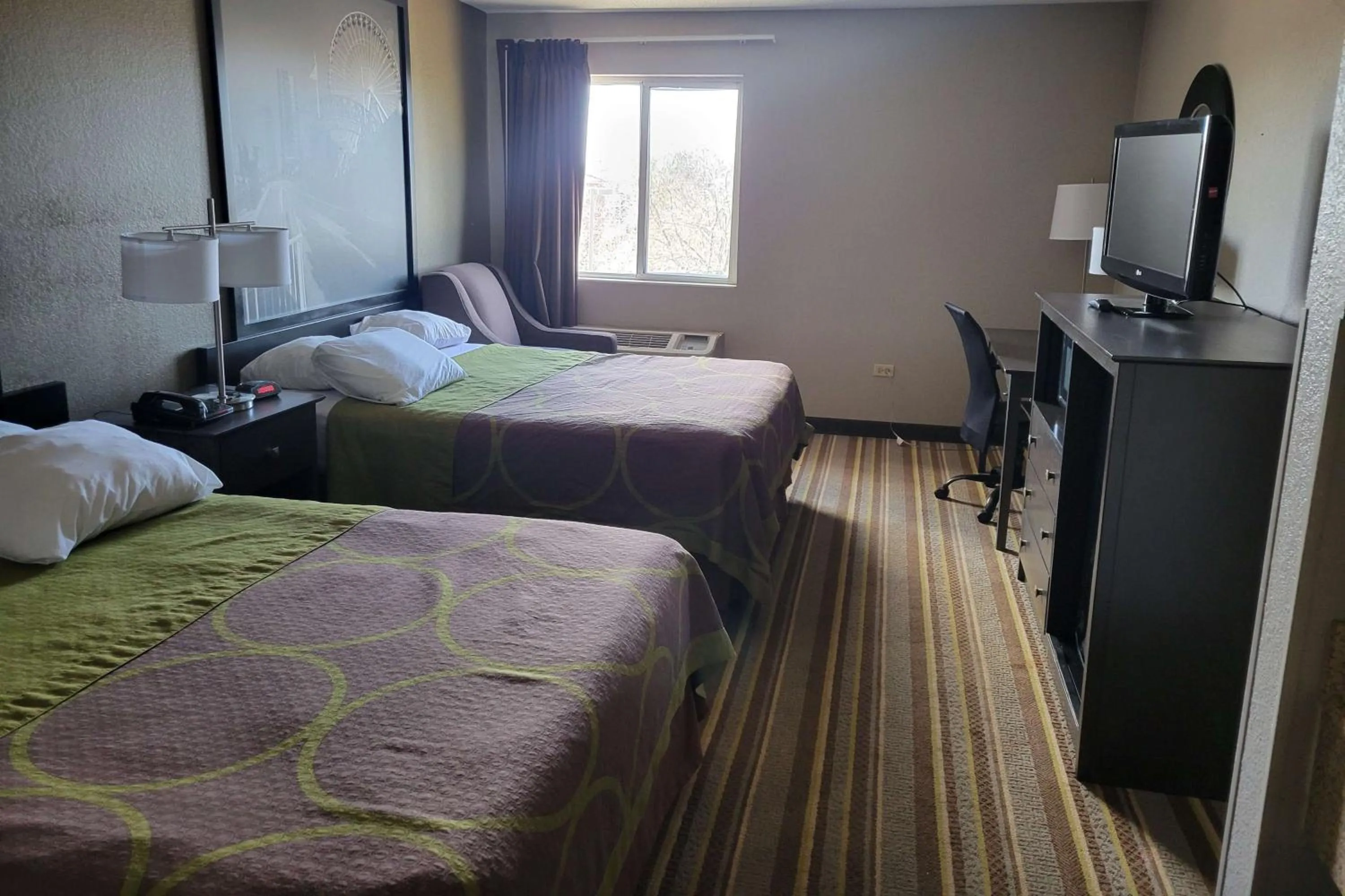 Photo of the whole room, Bed in Super 8 by Wyndham Aurora/Naperville Area