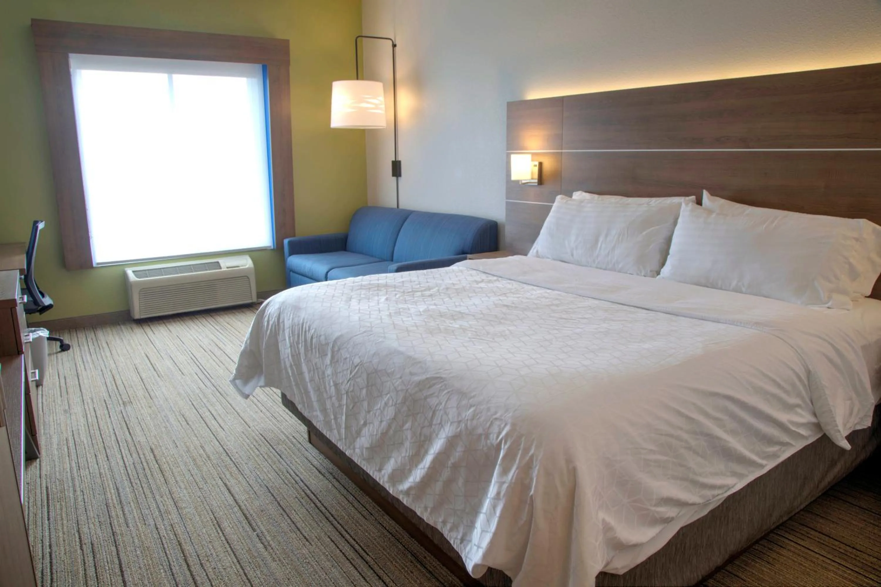 Photo of the whole room, Bed in Holiday Inn Express Rochelle by IHG