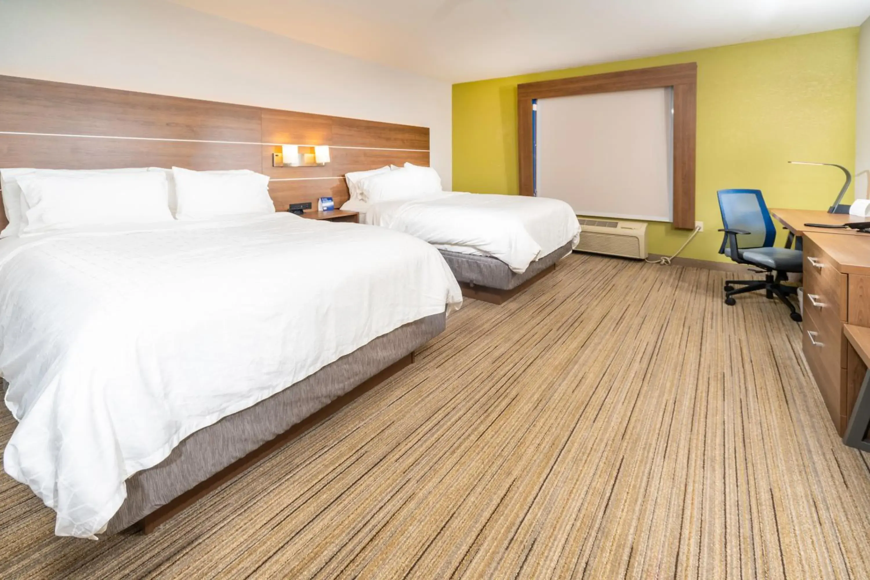 Standard Queen Room with Two Queen Beds - Communications Accessible in Holiday Inn Express Rochelle by IHG Standard Queen Room with Two Queen Beds - Communications Accessible in Holiday Inn Express Rochelle by IHG