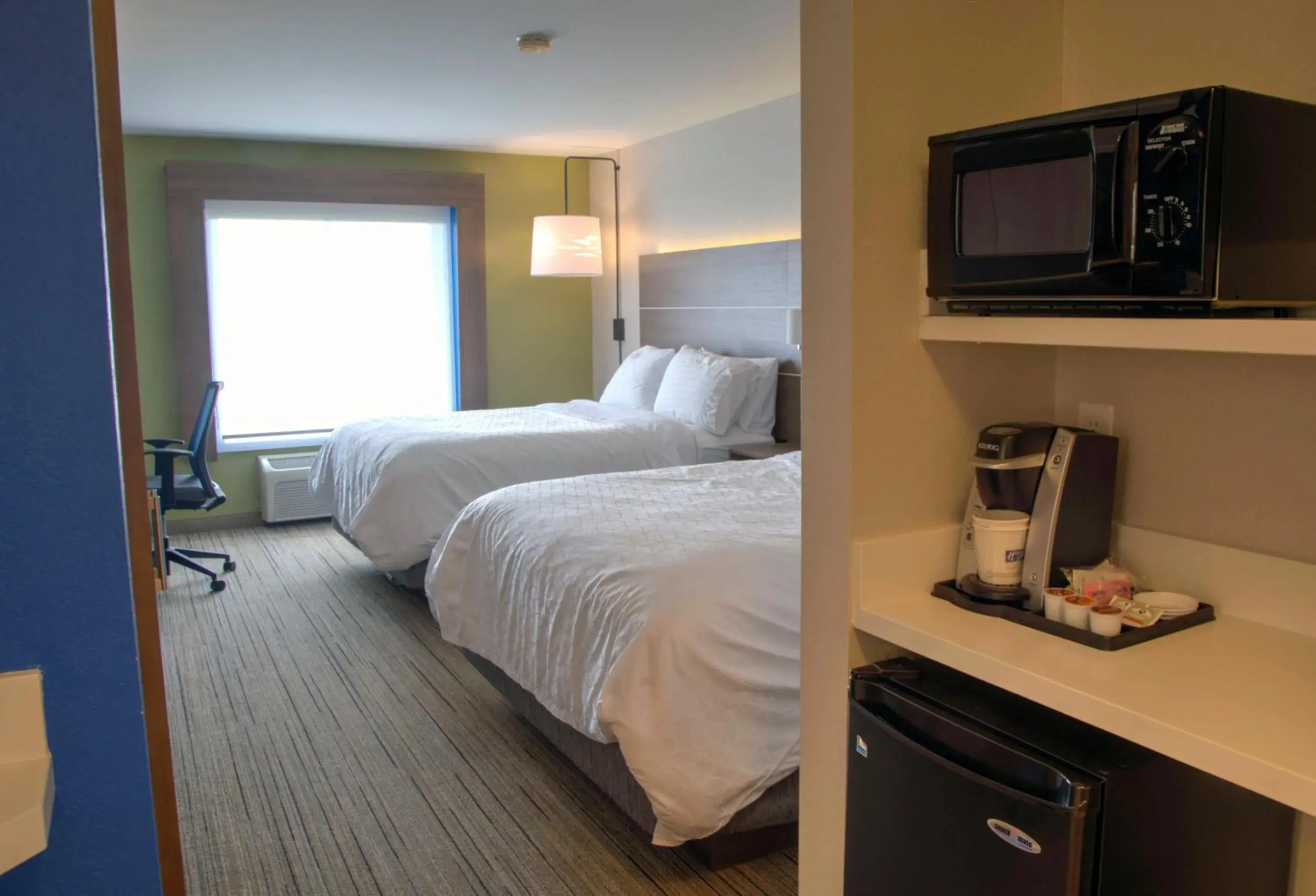 Bed in Holiday Inn Express Rochelle by IHG Bed in Holiday Inn Express Rochelle by IHG