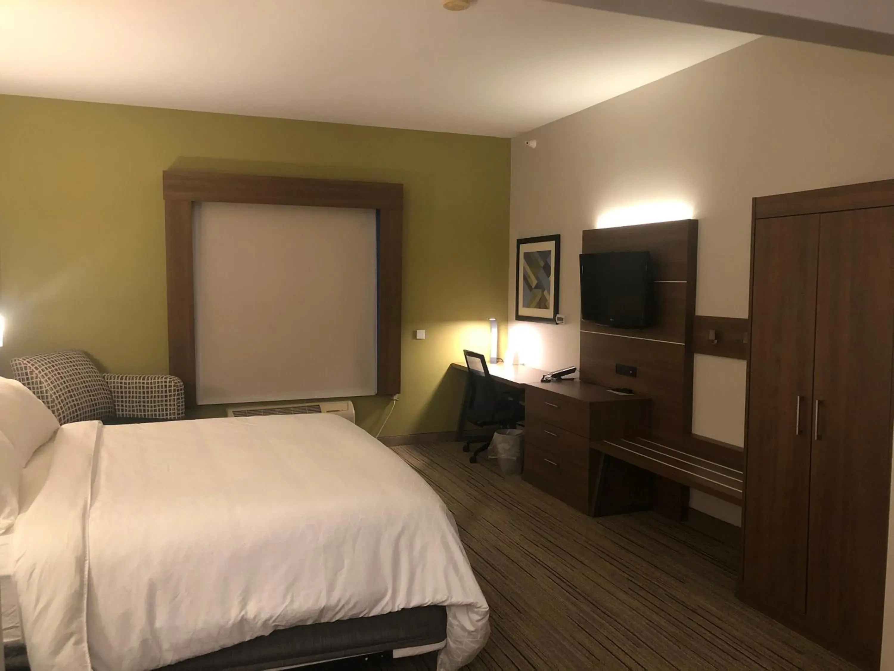 Bed in Holiday Inn Express Rochelle by IHG Bed in Holiday Inn Express Rochelle by IHG