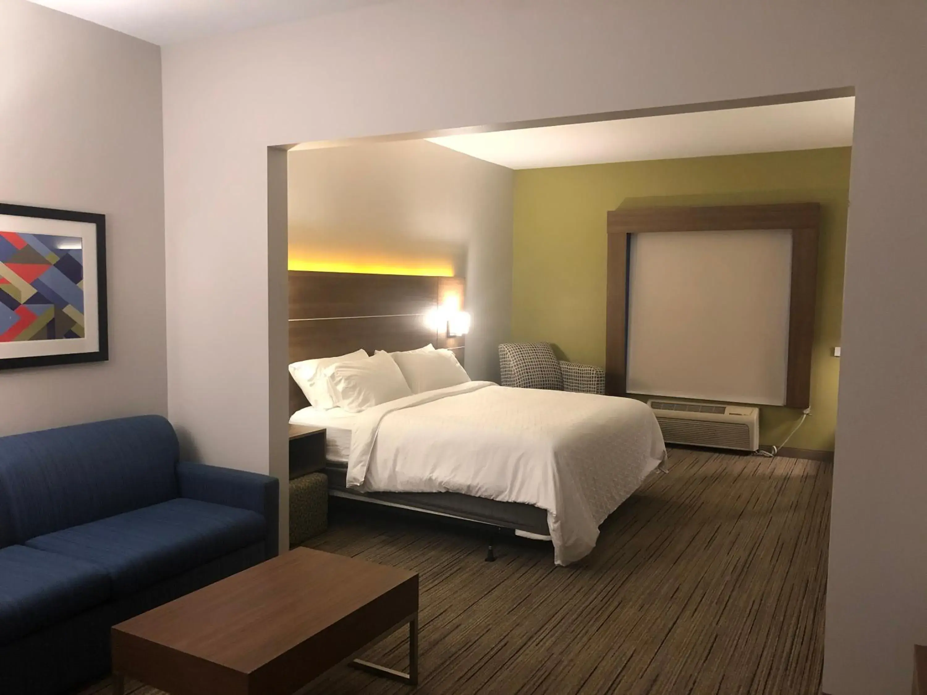 Bed in Holiday Inn Express Rochelle by IHG Bed in Holiday Inn Express Rochelle by IHG