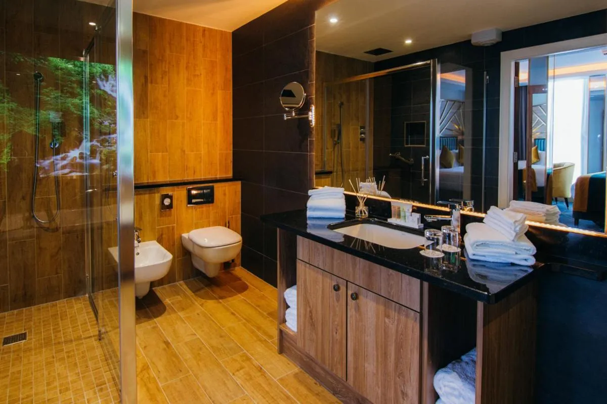 Bathroom in Iveagh Garden Hotel