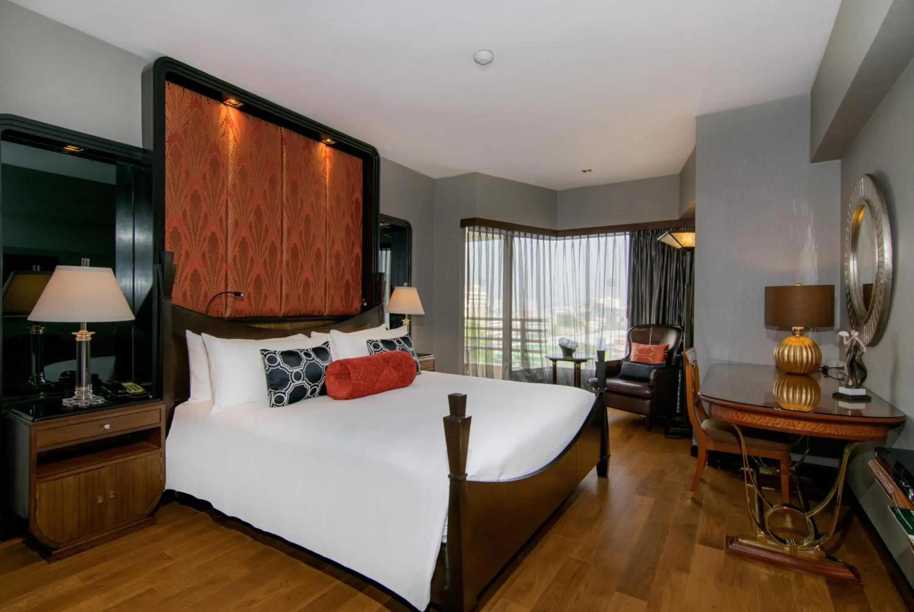 Deluxe Suite in The Bayview Hotel Pattaya Deluxe Suite in The Bayview Hotel Pattaya