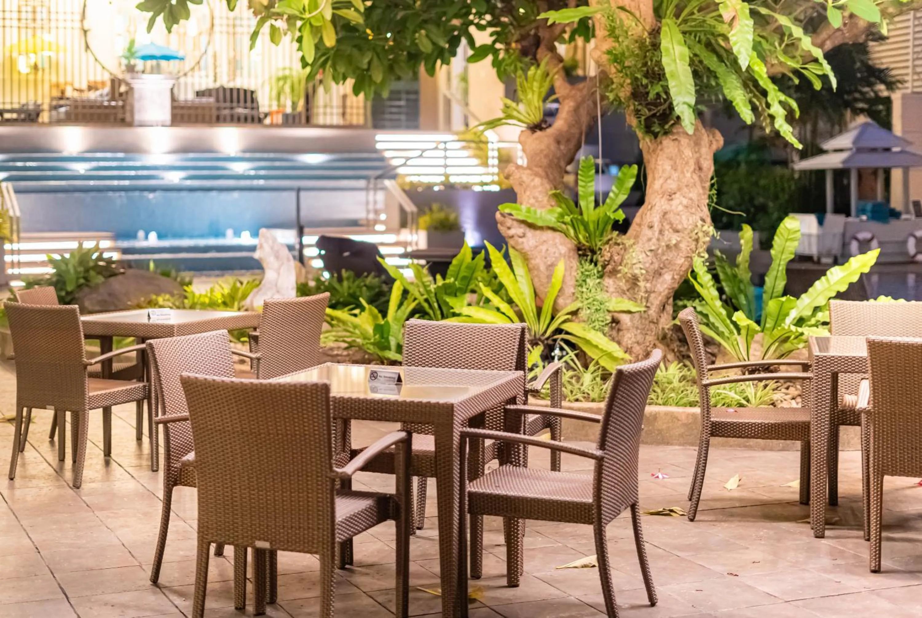 Restaurant/places to eat in The Bayview Hotel Pattaya