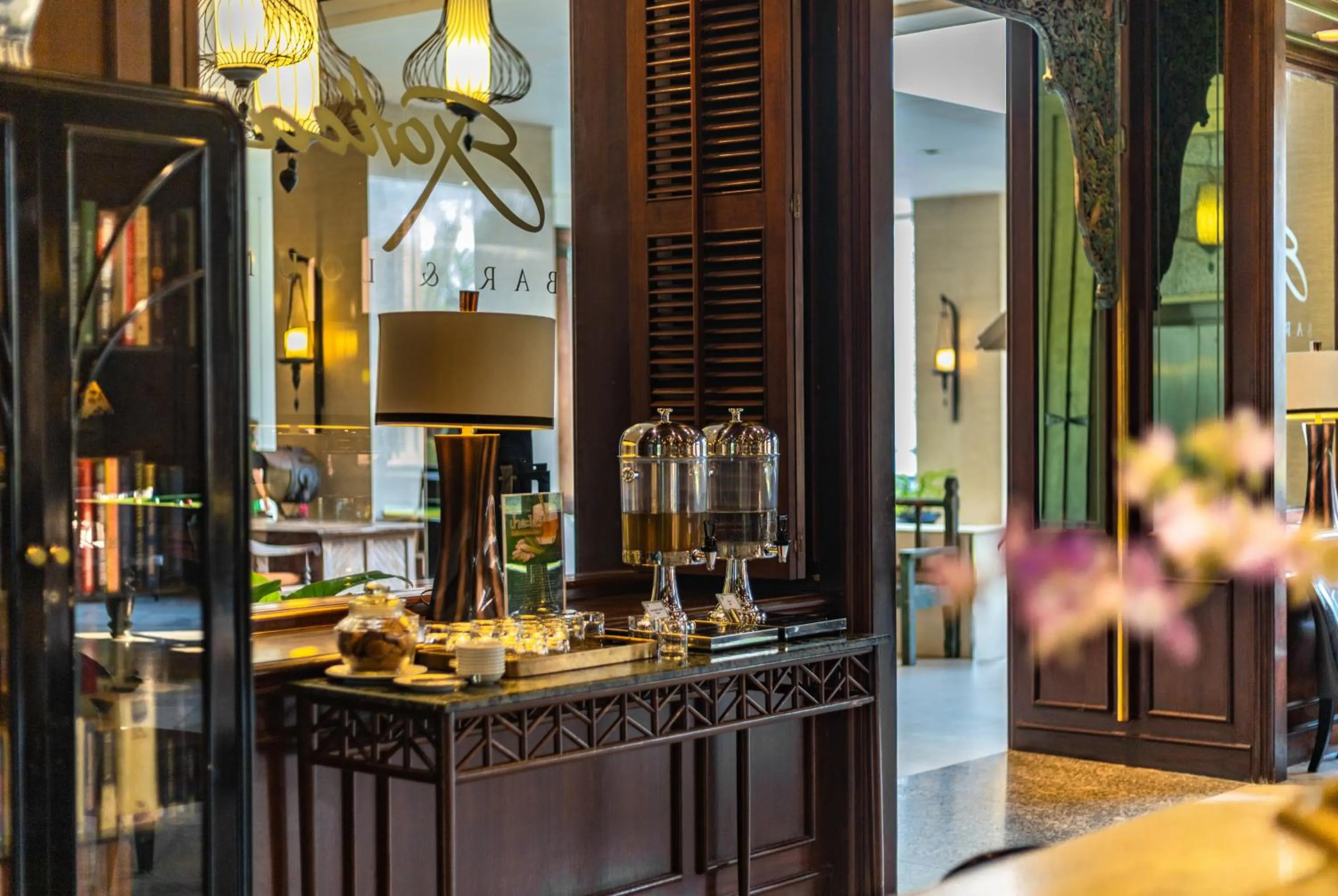 Lounge or bar in The Bayview Hotel Pattaya