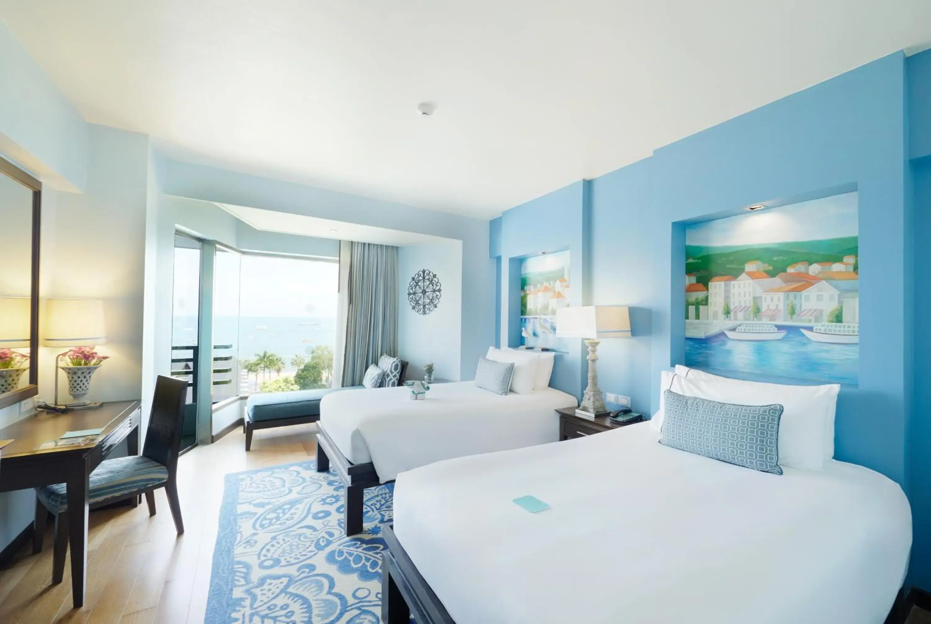 Deluxe Sea View Twin Bed in The Bayview Hotel Pattaya Deluxe Sea View Twin Bed in The Bayview Hotel Pattaya