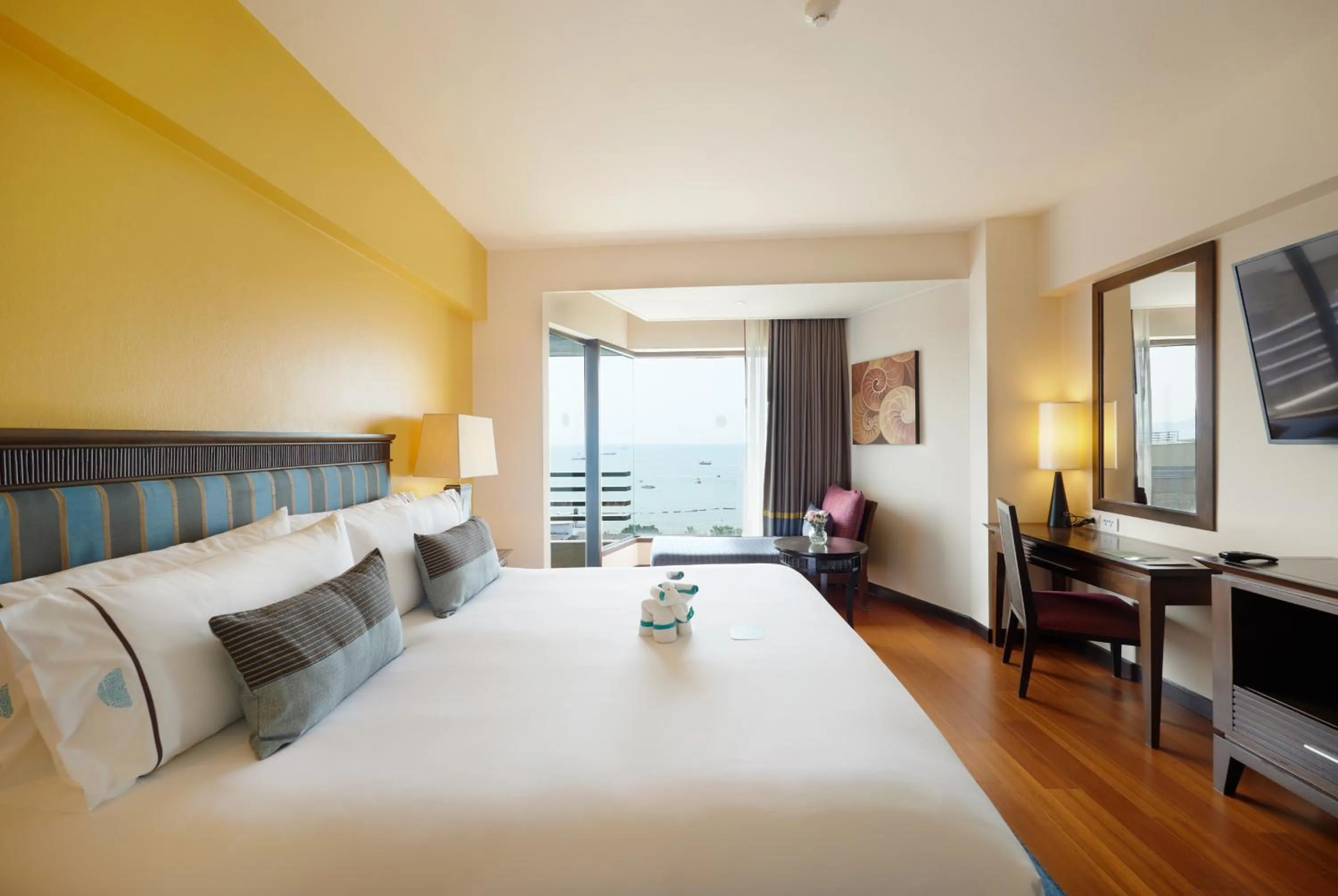 Sea view, Bed in The Bayview Hotel Pattaya
