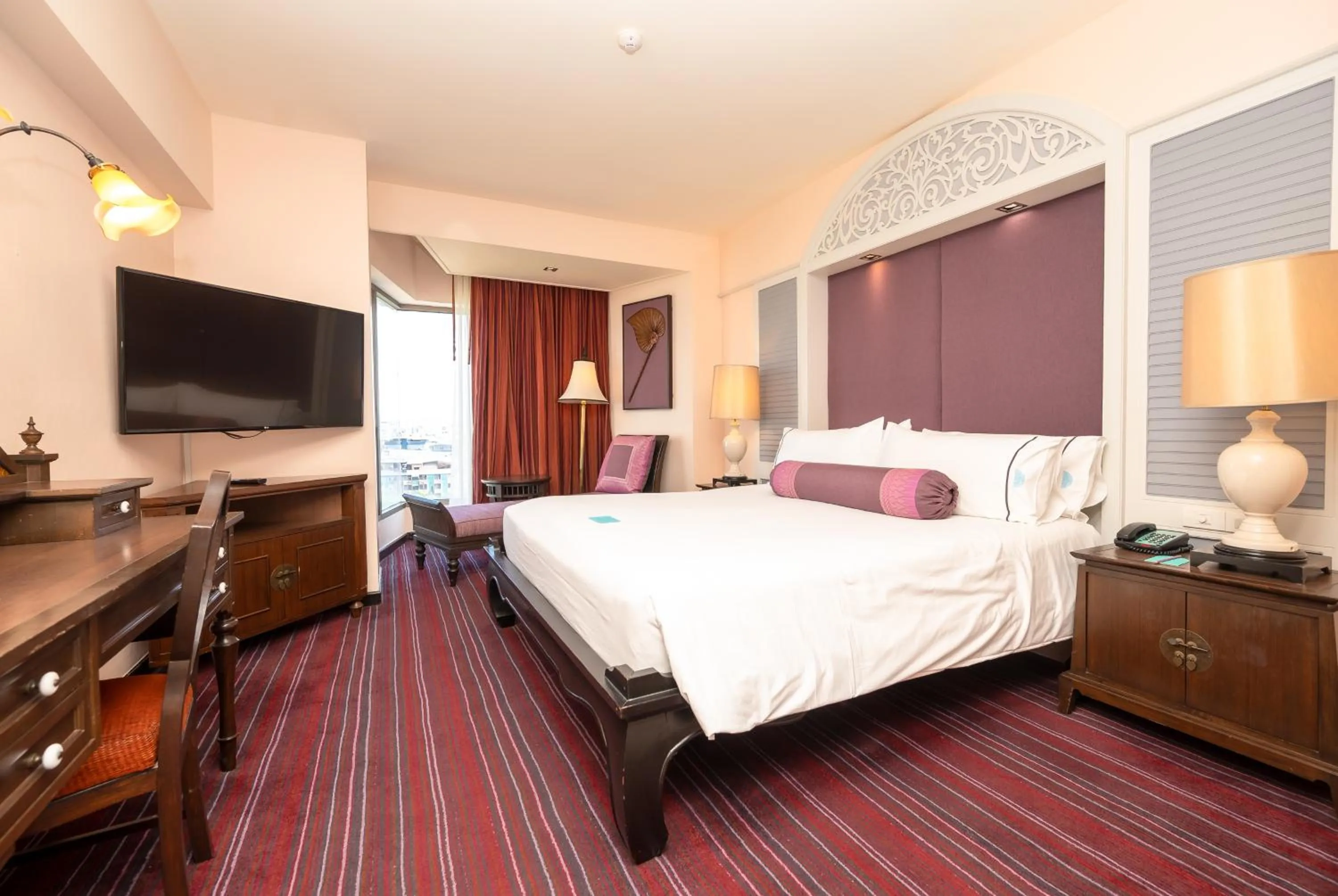 City view, Bed in The Bayview Hotel Pattaya