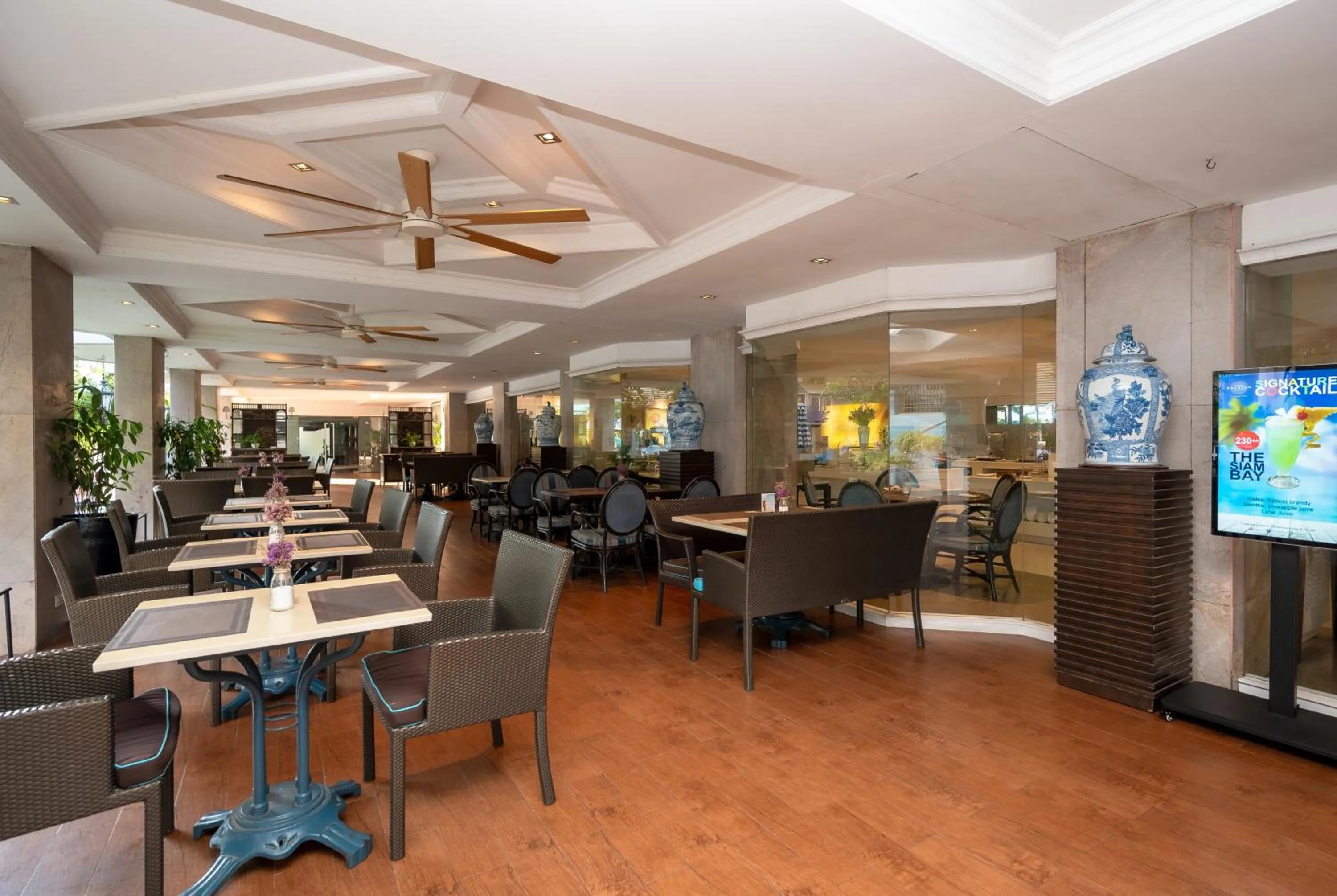 Restaurant/places to eat in The Bayview Hotel Pattaya