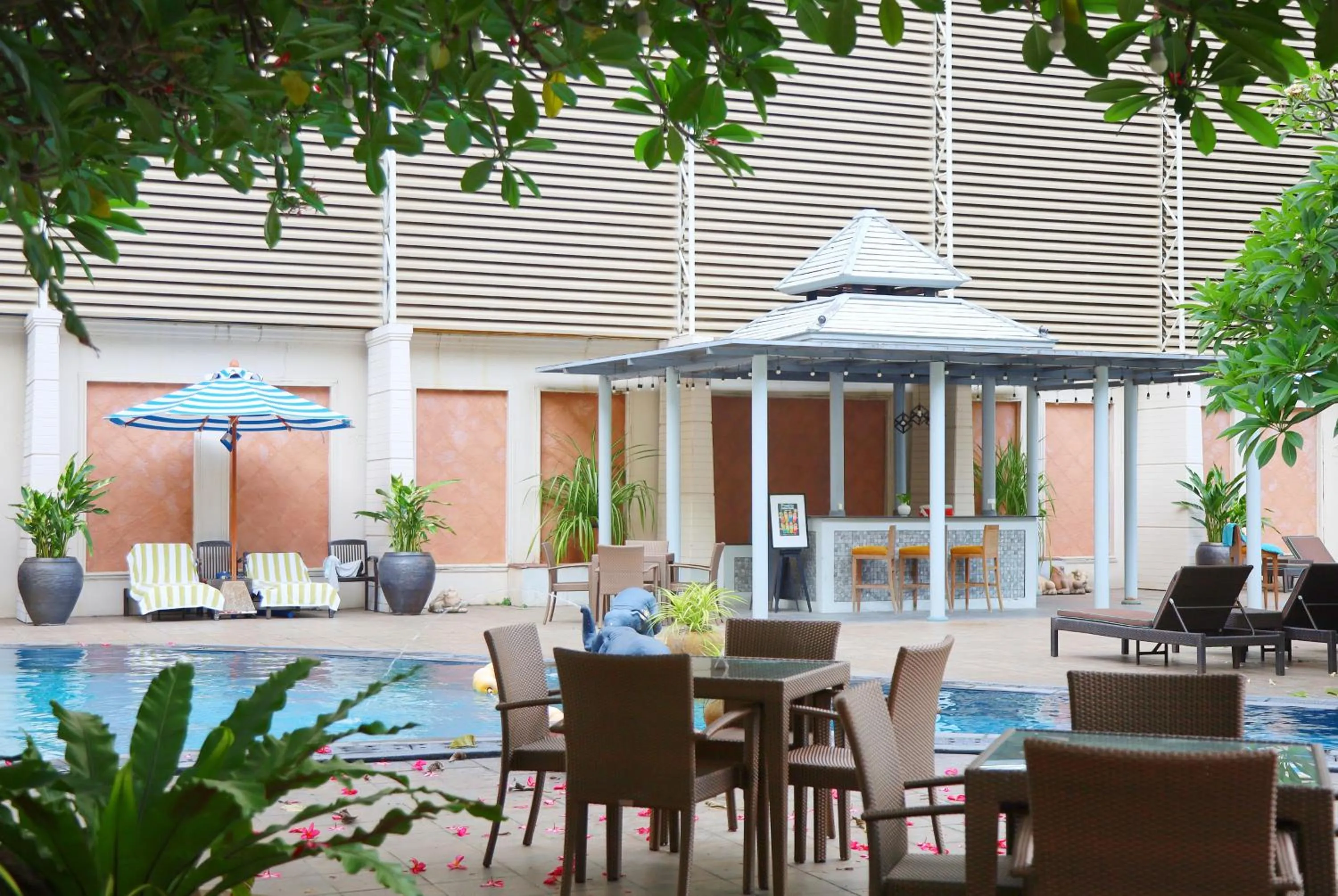 Swimming pool in The Bayview Hotel Pattaya