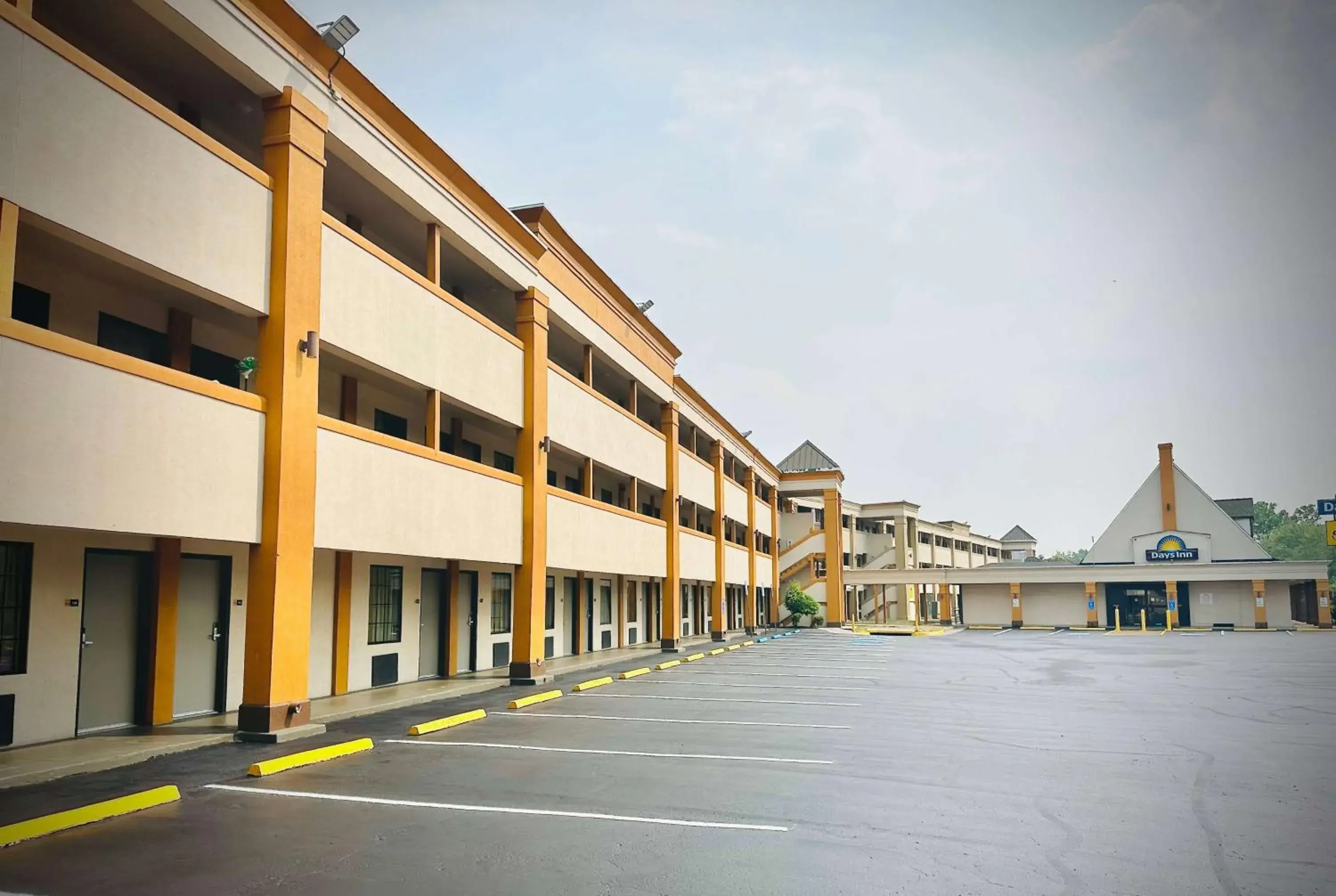 Property building in Days Inn by Wyndham WestEnd Alexandria,VA Washington DC Area Property building in Days Inn by Wyndham WestEnd Alexandria,VA Washington DC Area