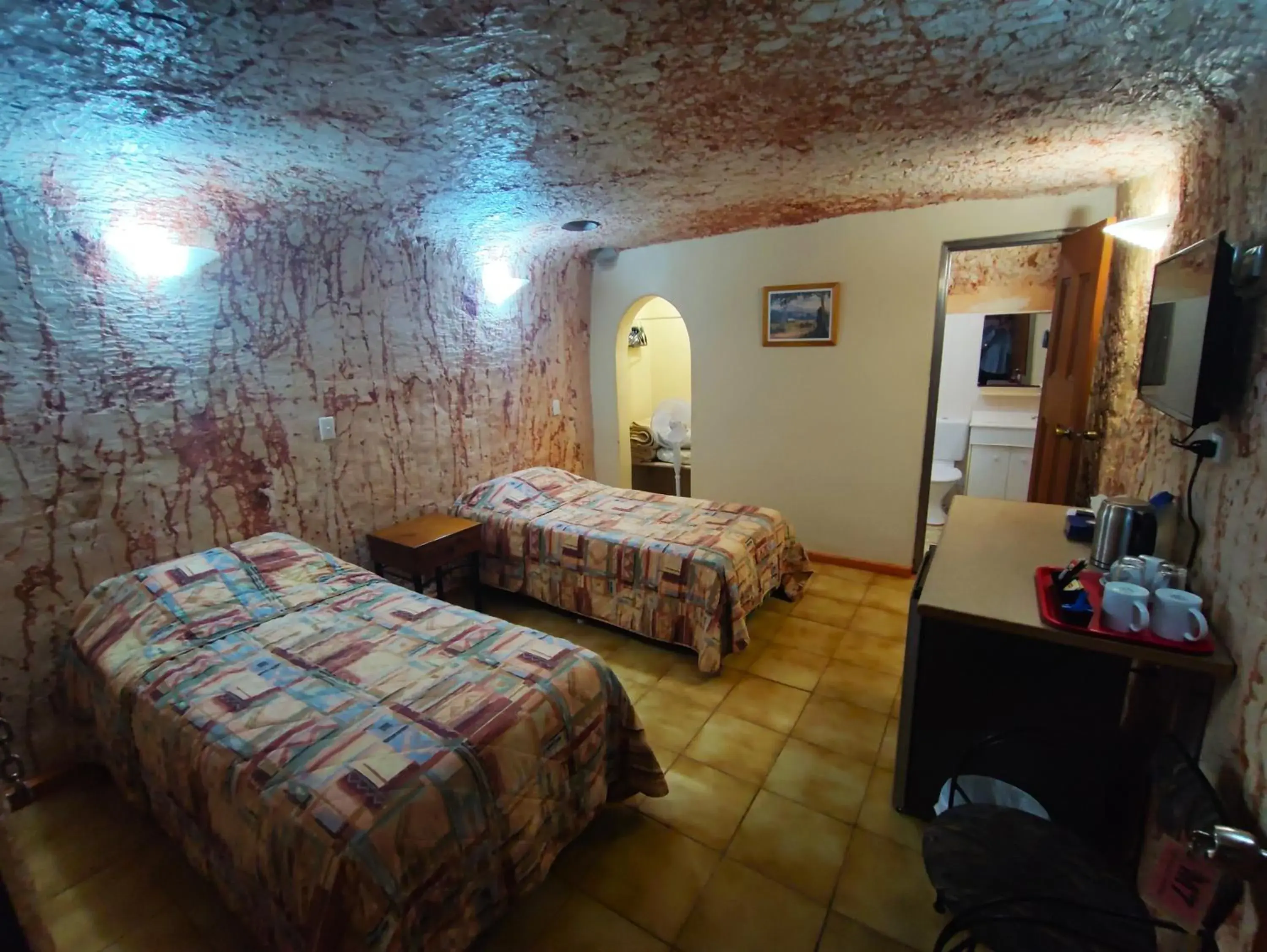 Twin Room with Private Bathroom - Underground in Radeka Downunder Underground Motel Twin Room with Private Bathroom - Underground in Radeka Downunder Underground Motel