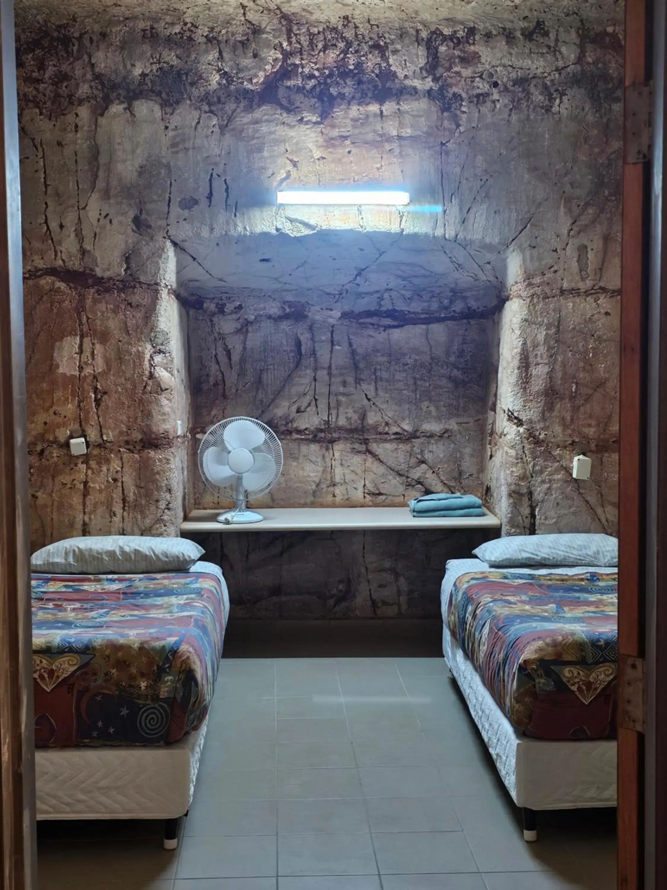 Twin Room with Shared Bathroom in Radeka Downunder Underground Motel Twin Room with Shared Bathroom in Radeka Downunder Underground Motel