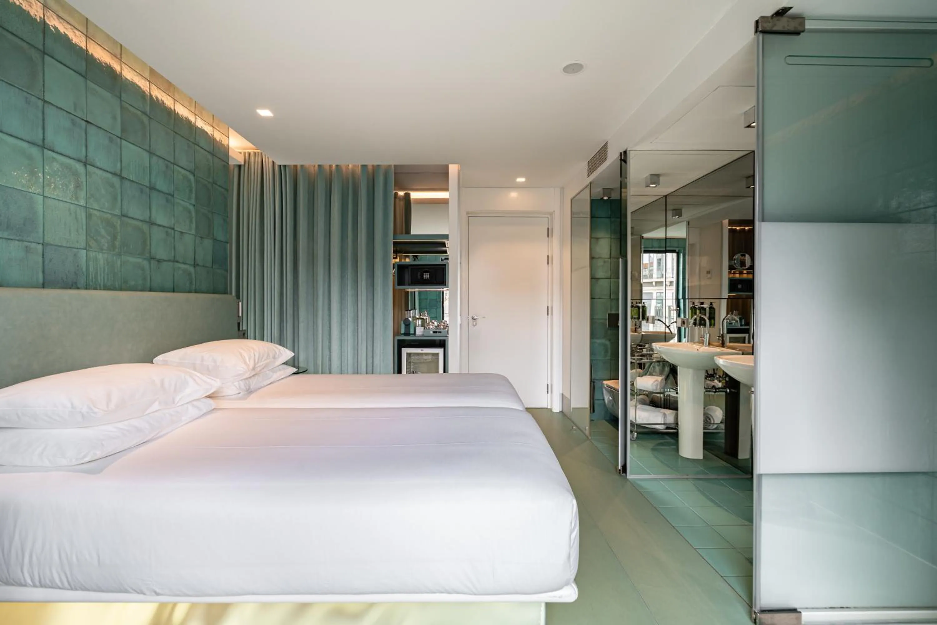 Shower, Bed in WC by The Beautique Hotels