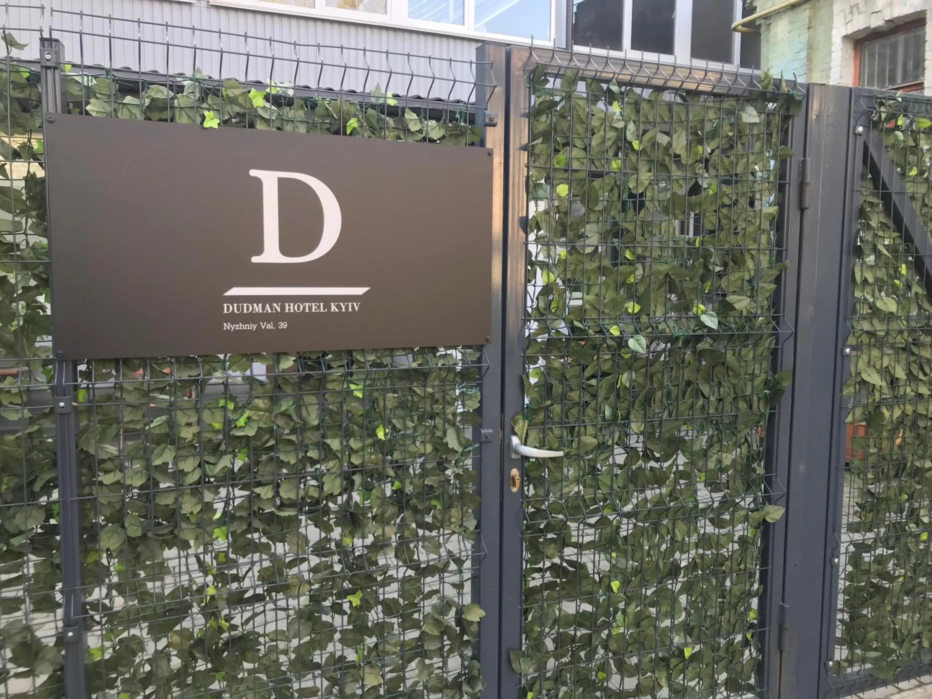 Logo/Certificate/Sign in Dudman Hotel