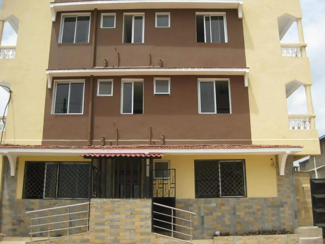 Facade/entrance in Golden Guest House- Miritini