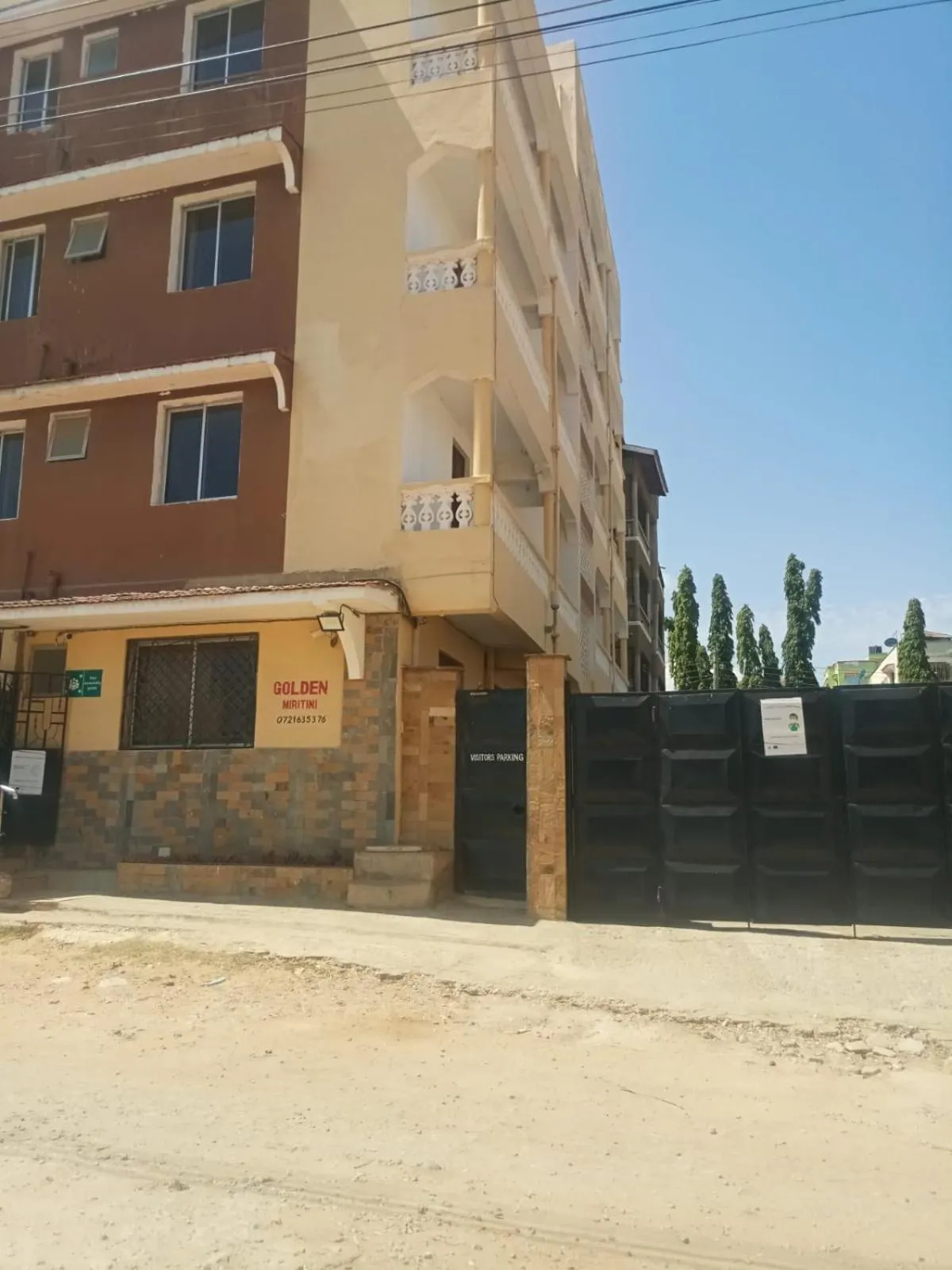 Facade/entrance in Golden Guest House- Miritini