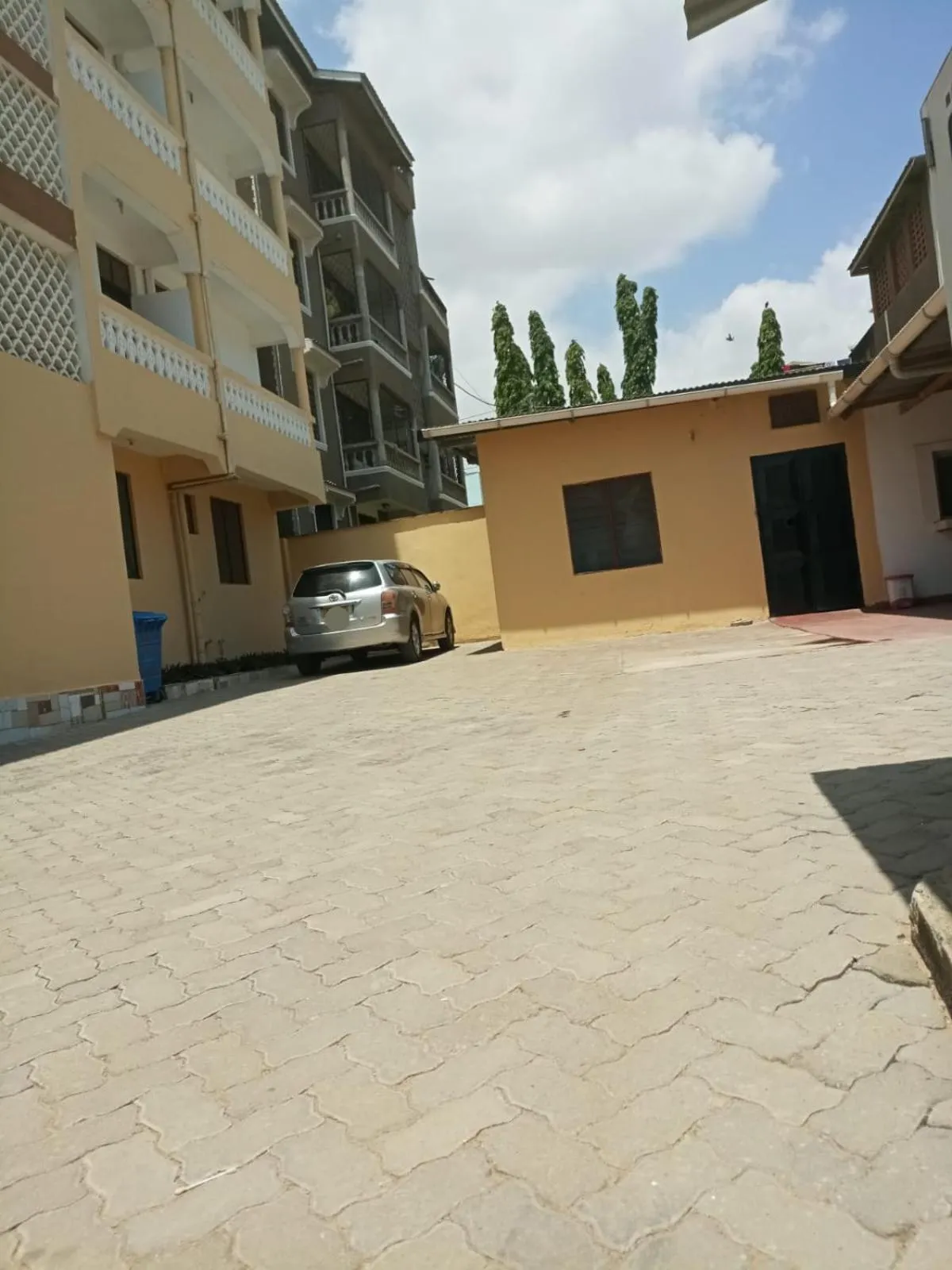 Parking in Golden Guest House- Miritini