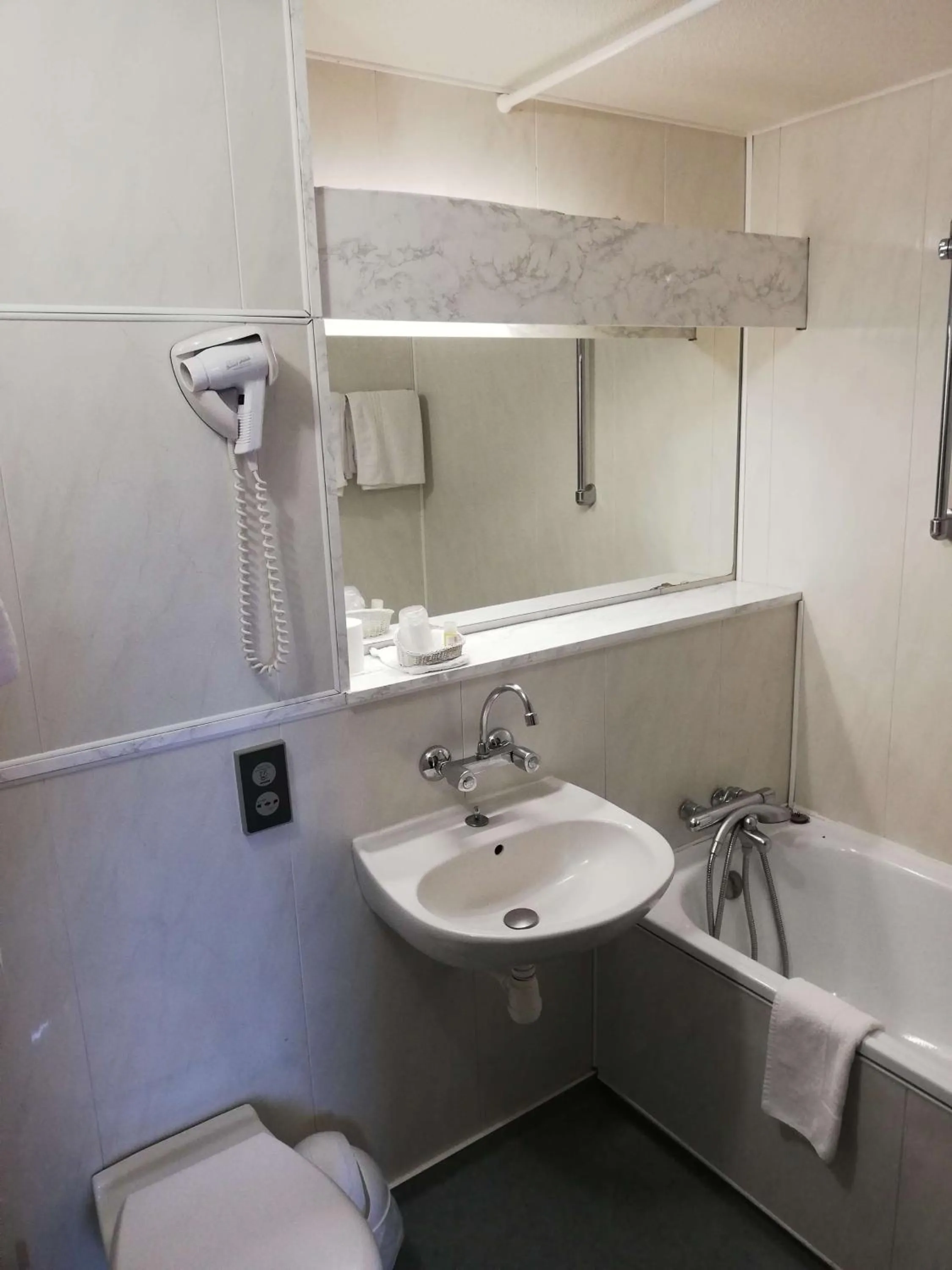 Bathroom in Brit Hotel Vallee du Lot