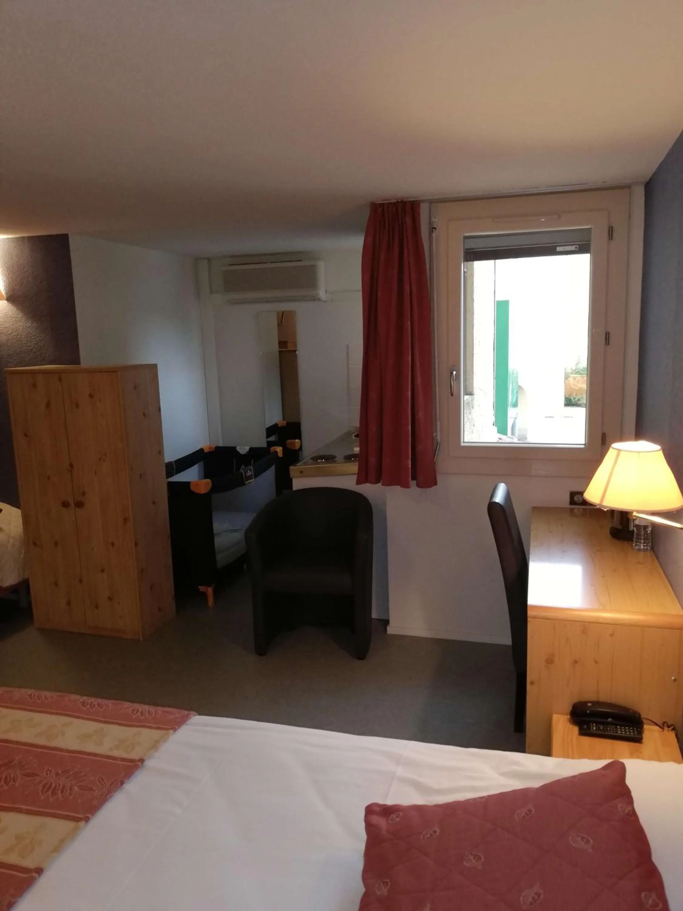 Bedroom, Bed in Brit Hotel Vallee du Lot