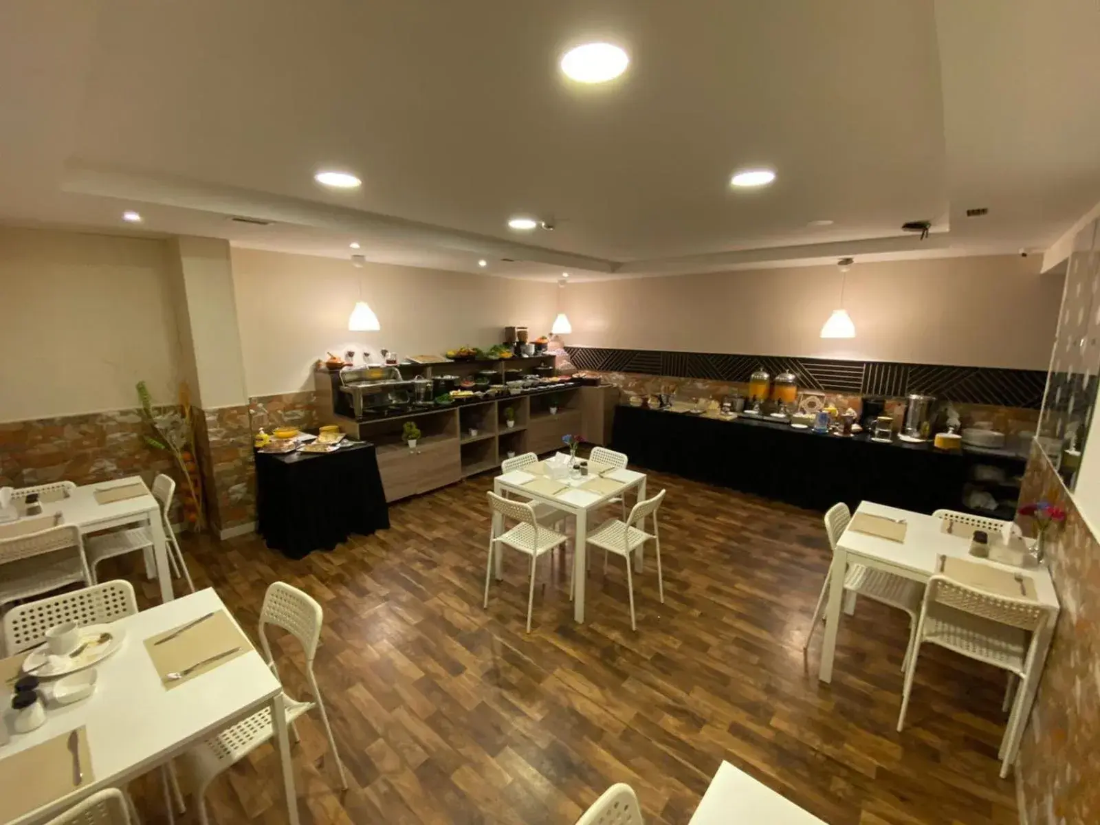Restaurant/Places to Eat in Almond Hotel Apartments