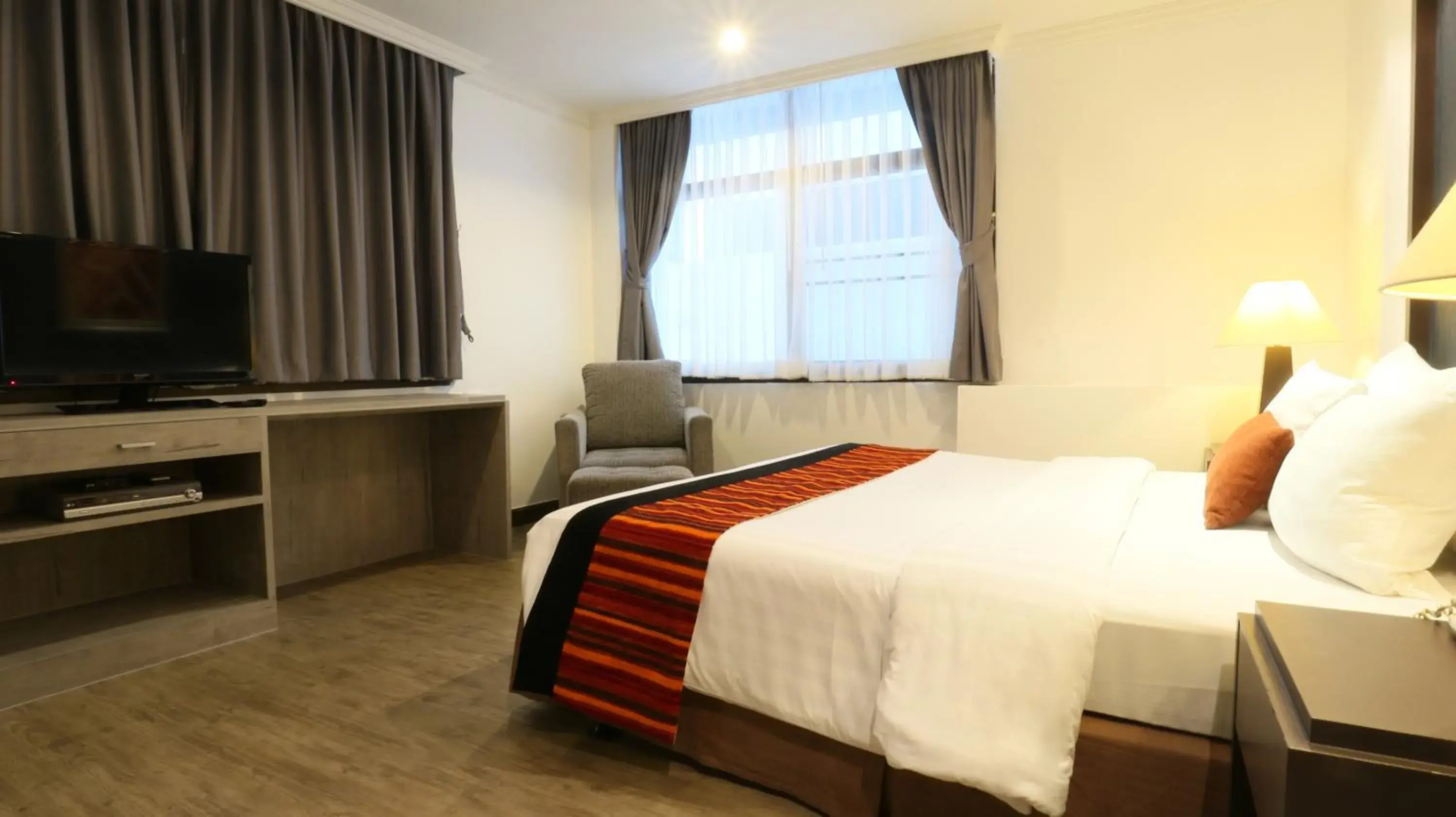 TV and multimedia, Bed in The Key Bangkok Hotel TV and multimedia, Bed in The Key Bangkok Hotel