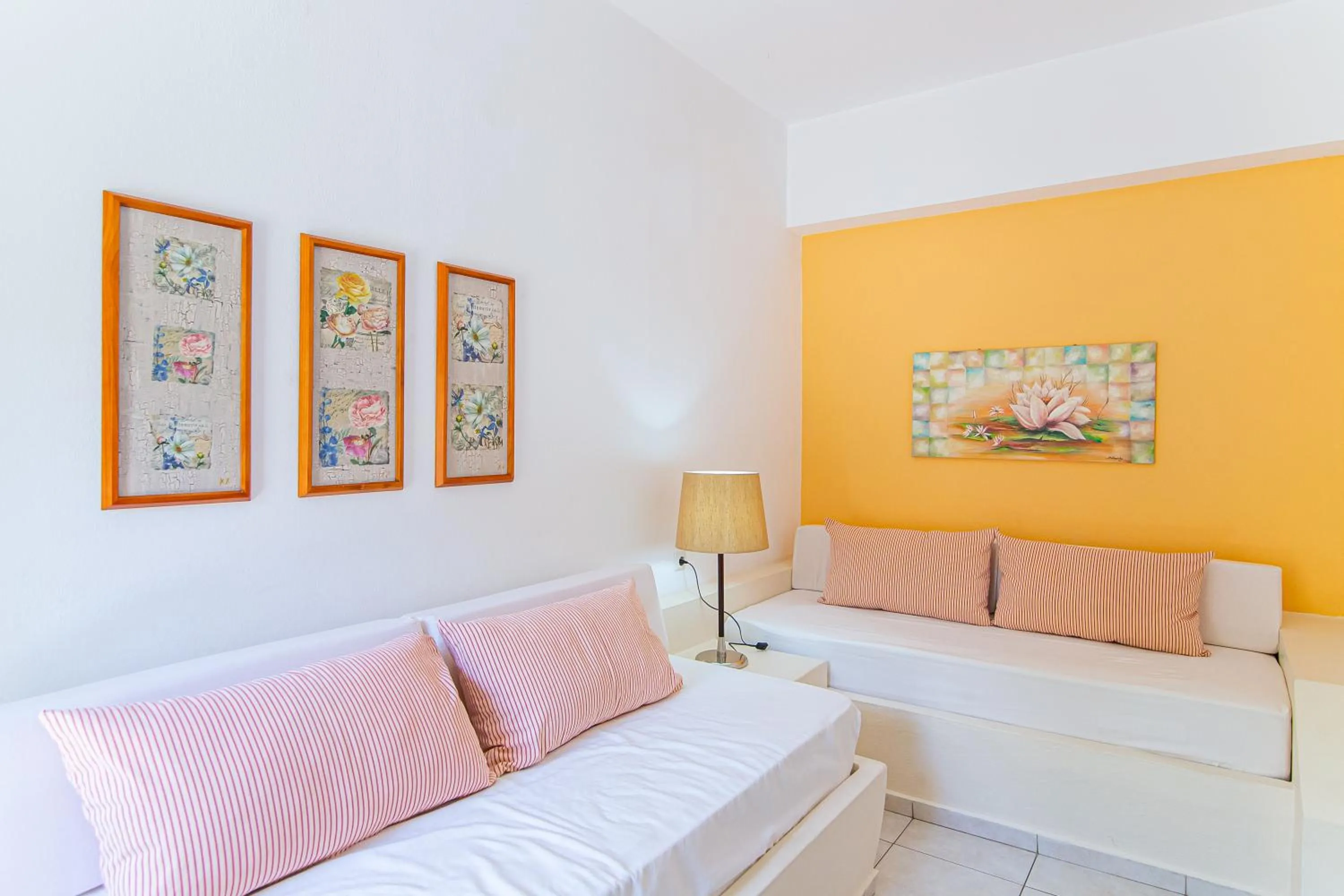 Living room, Bed in Villa Mare Monte ApartHotel