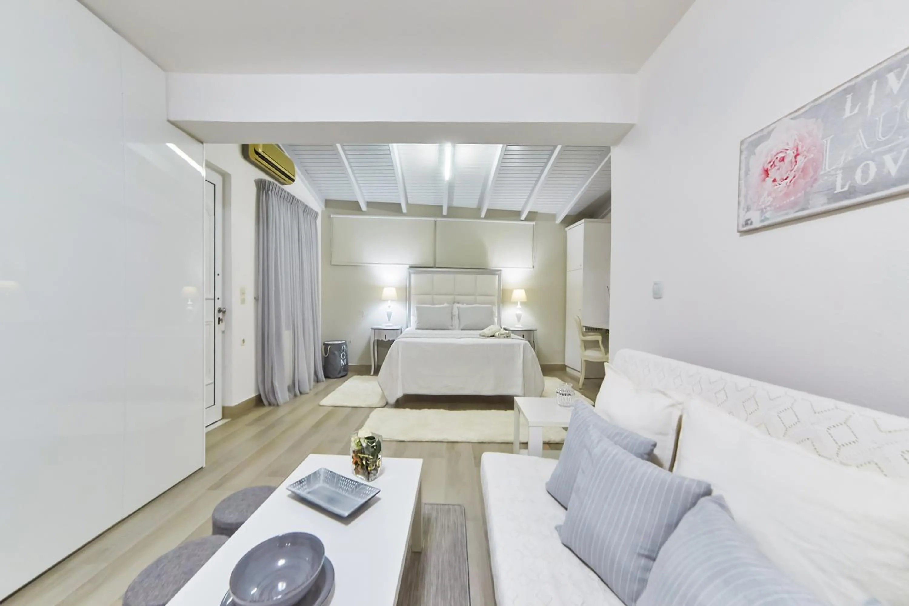 Living room, Bed in Villa Mare Monte ApartHotel