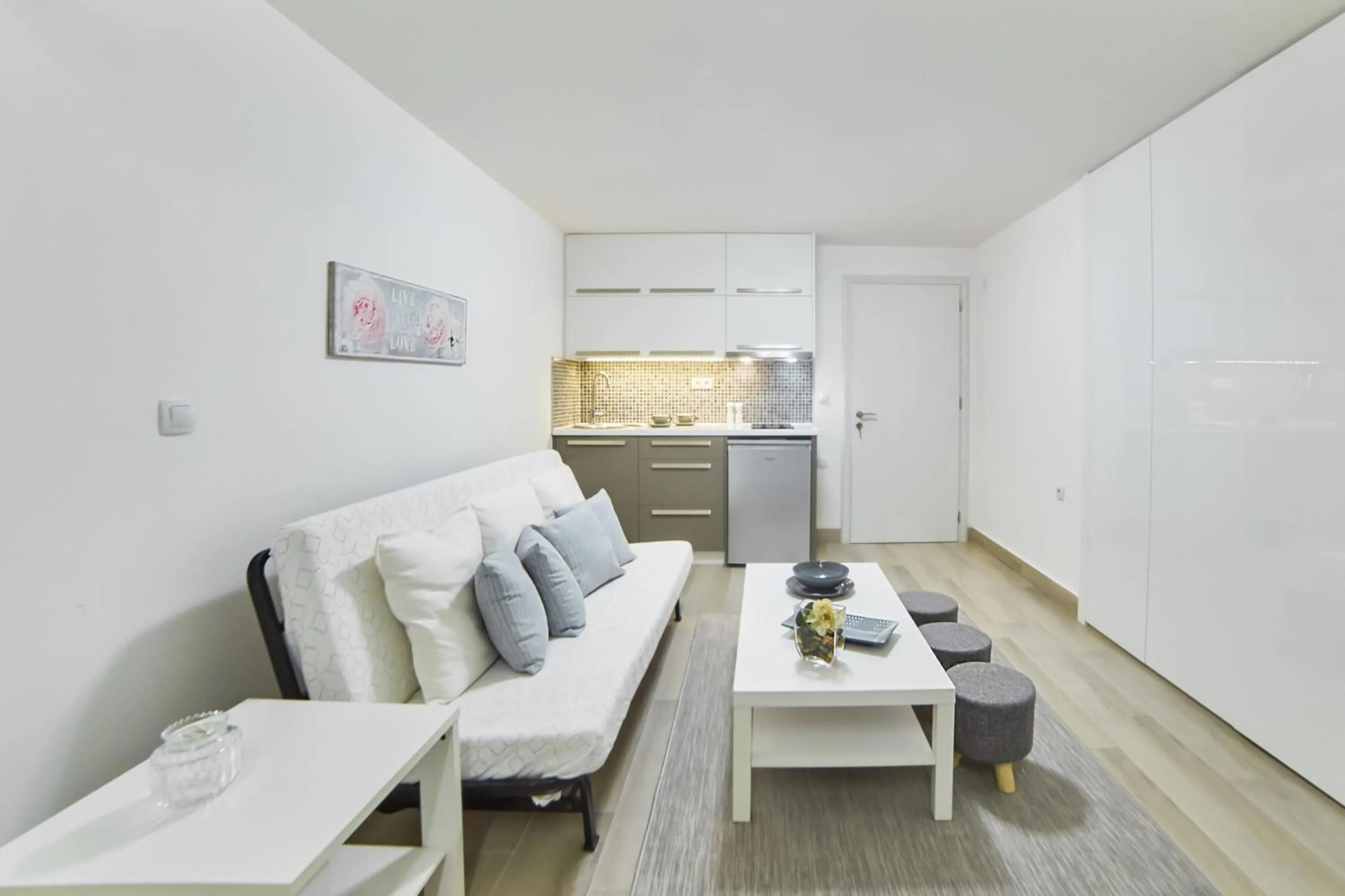 Kitchen or kitchenette in Villa Mare Monte ApartHotel