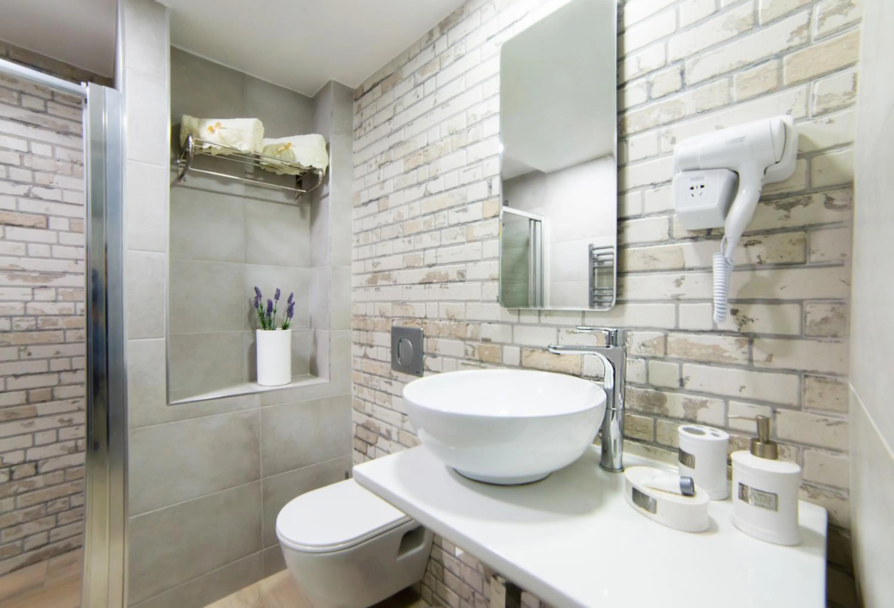 Bathroom in Villa Mare Monte ApartHotel