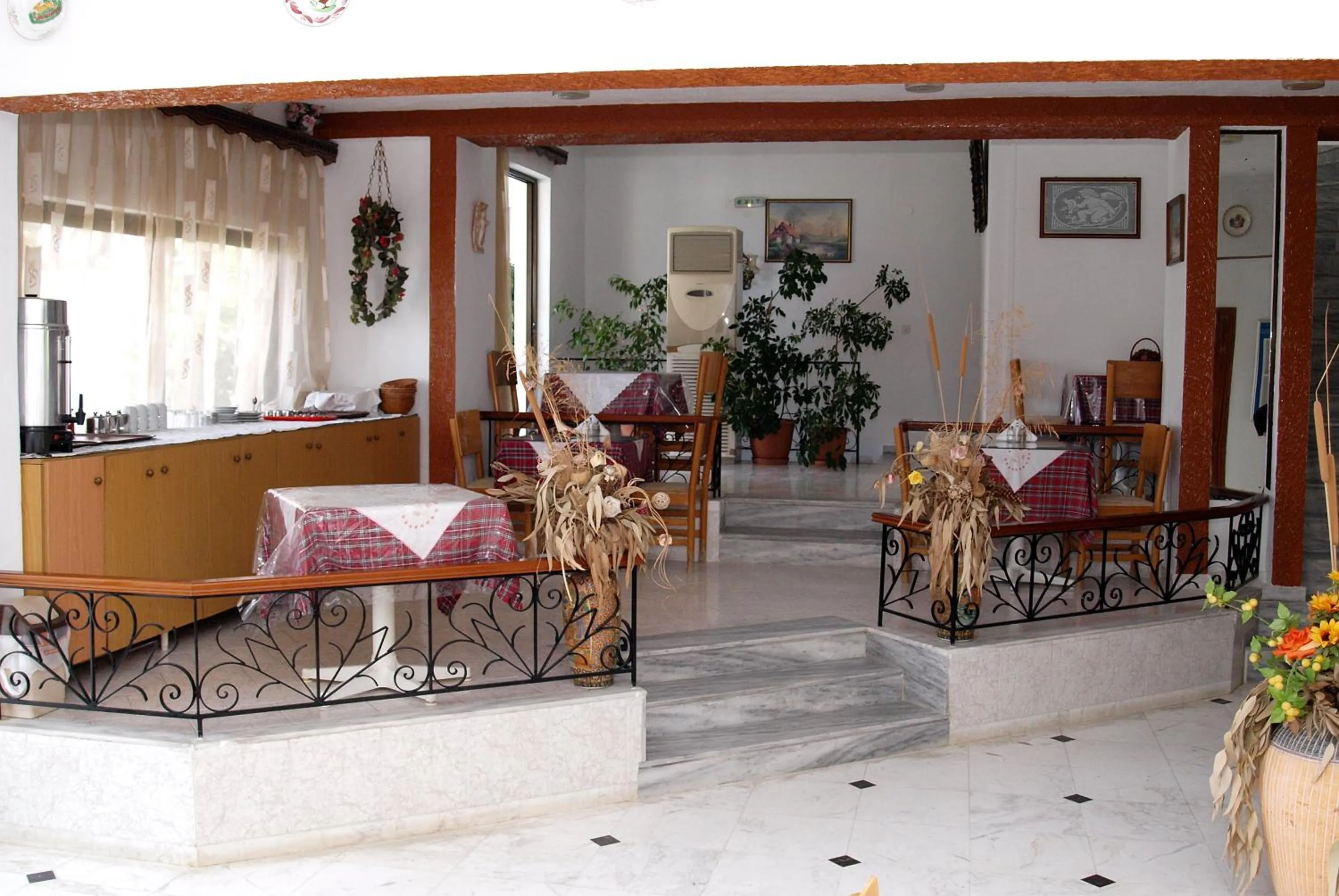 Restaurant/places to eat in Rosmari Hotel