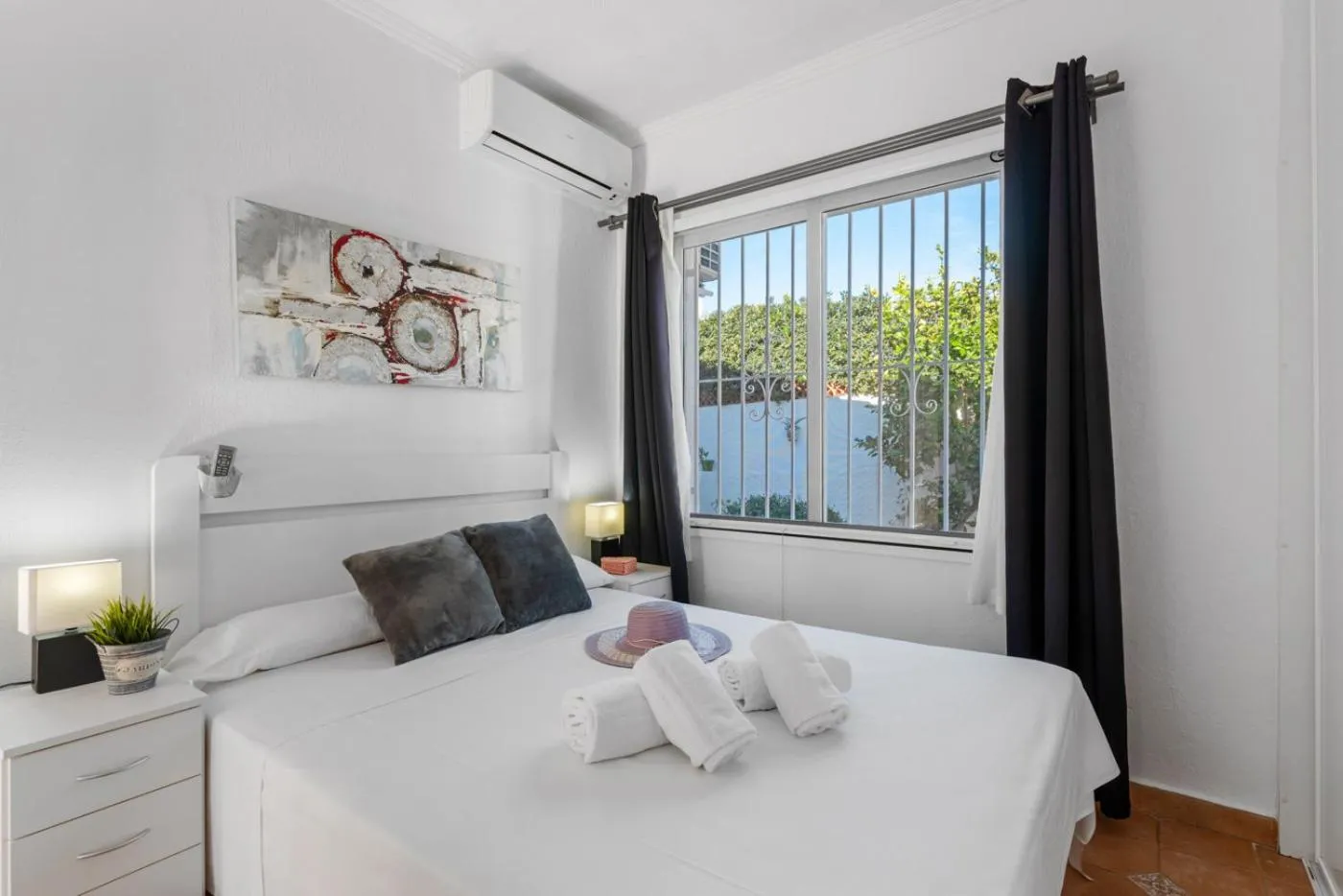 Bathroom, Bed in Villa Anais - PlusHolidays