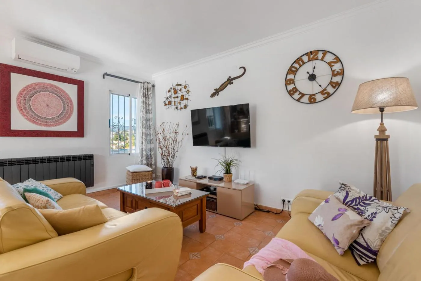 Communal lounge/ TV room in Villa Anais - PlusHolidays