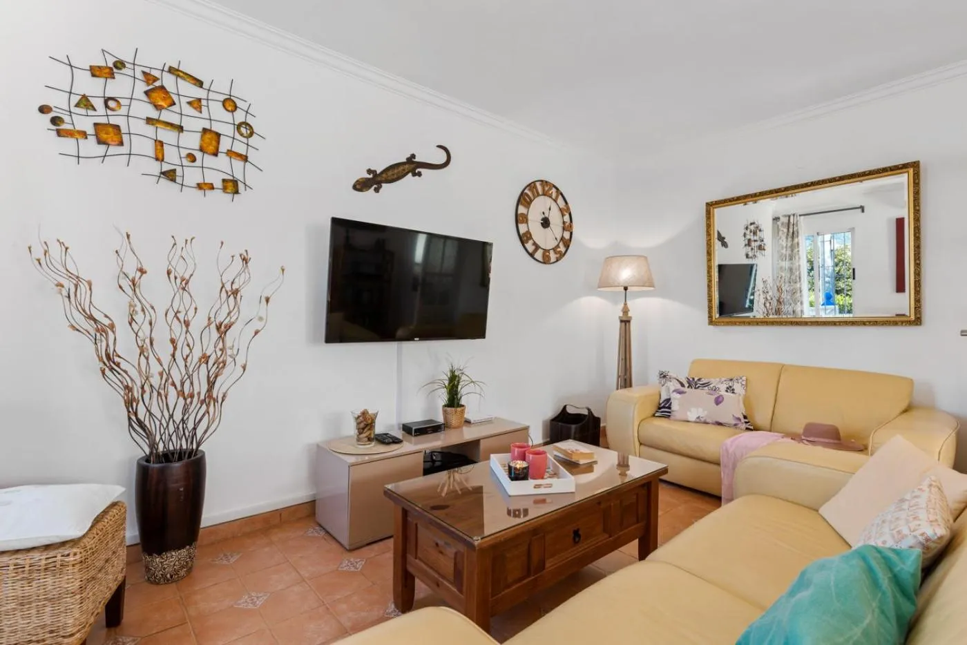 Communal lounge/ TV room in Villa Anais - PlusHolidays