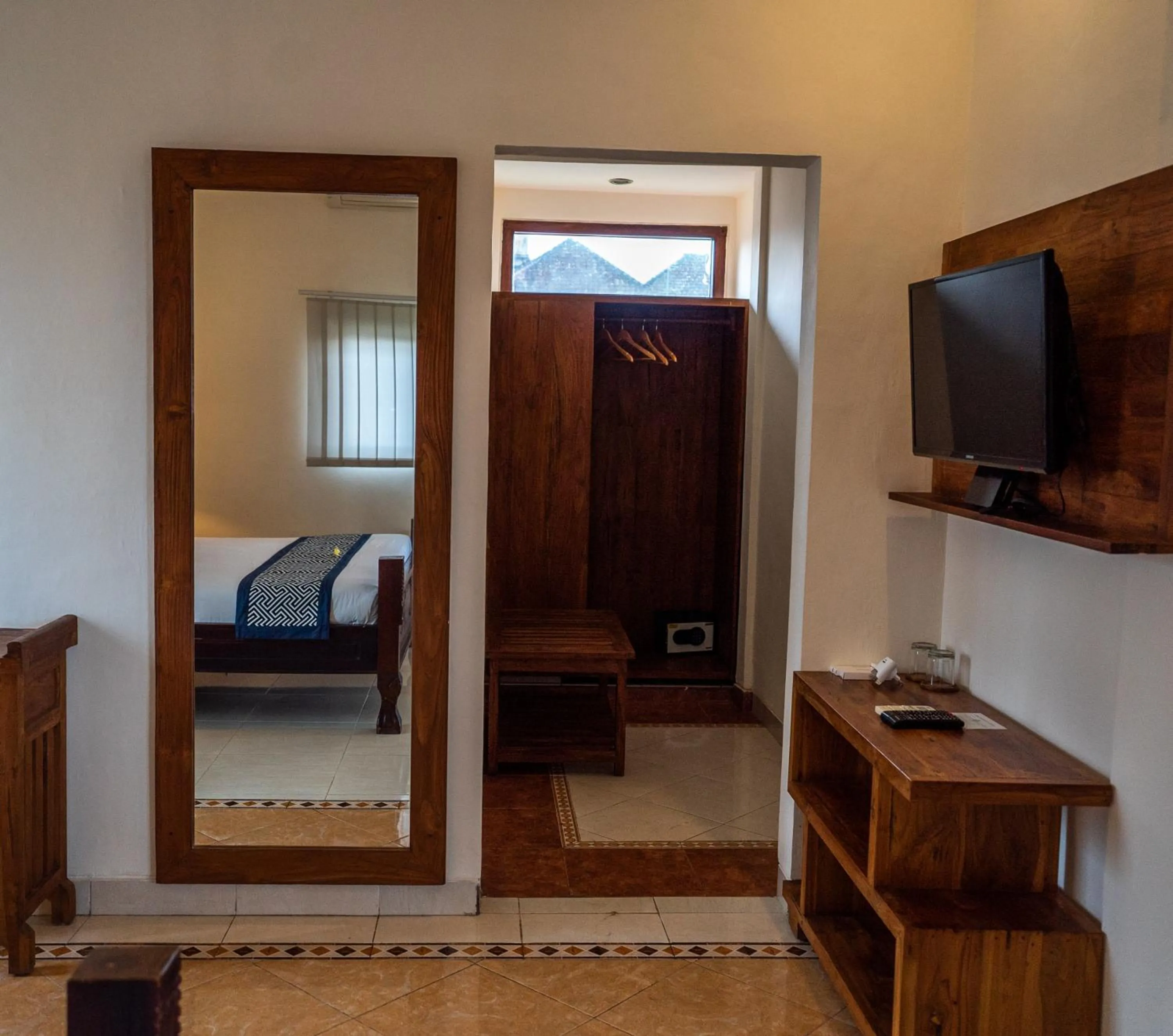Communal lounge/ TV room, Bed in Capung Cottages