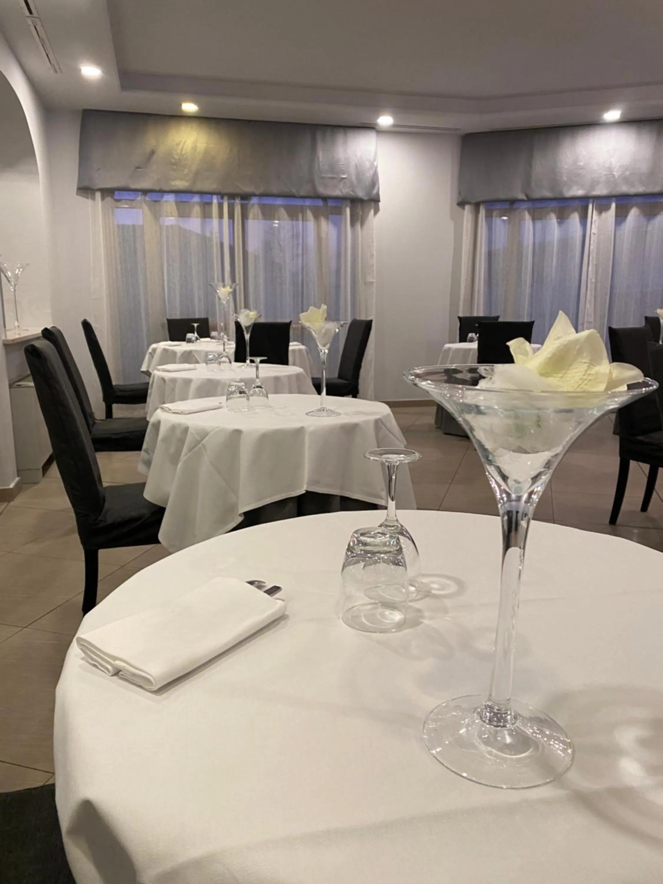 Restaurant/places to eat in Green Hotel