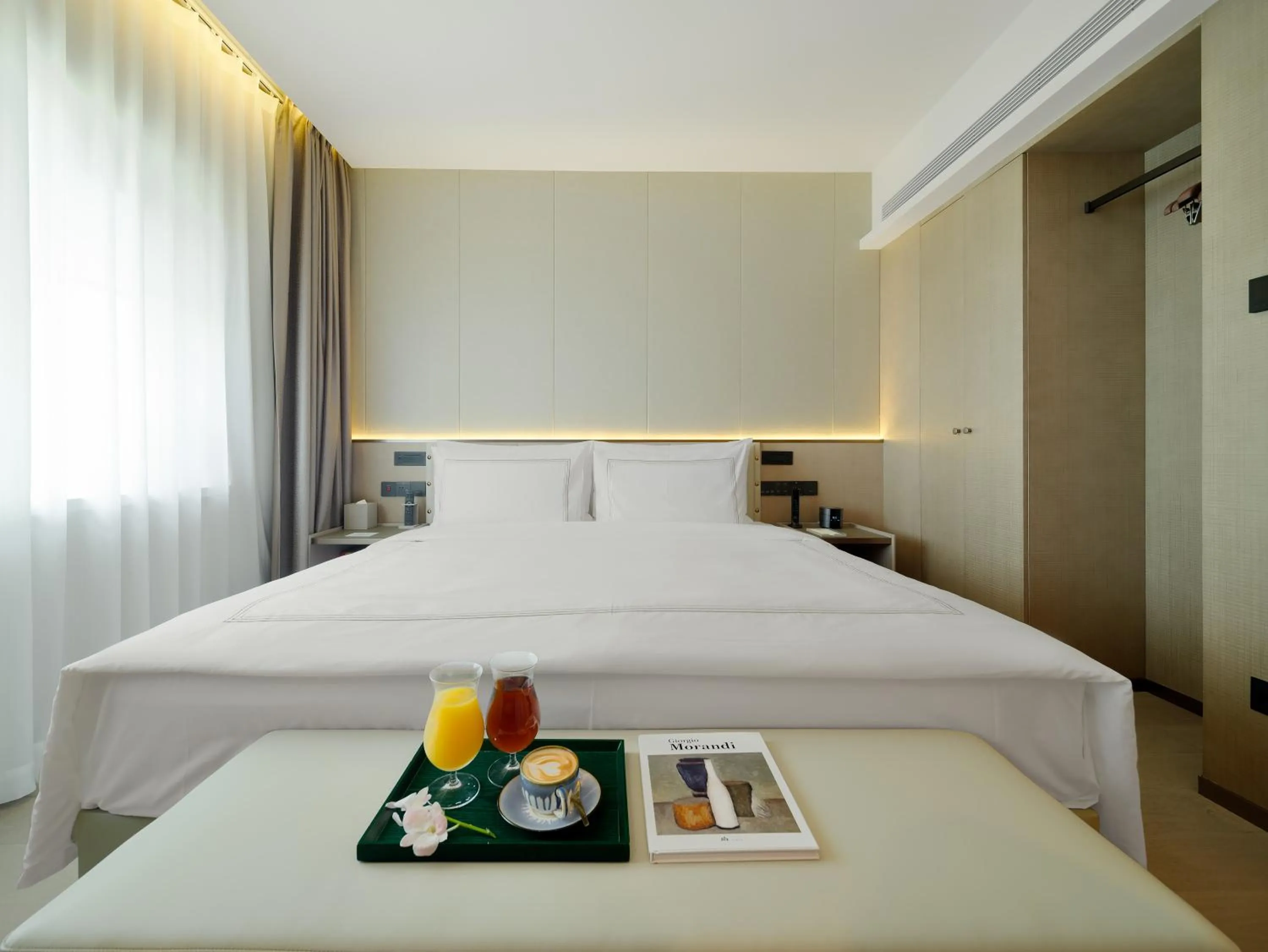 Photo of the whole room, Bed in Donghu Collection Hotel