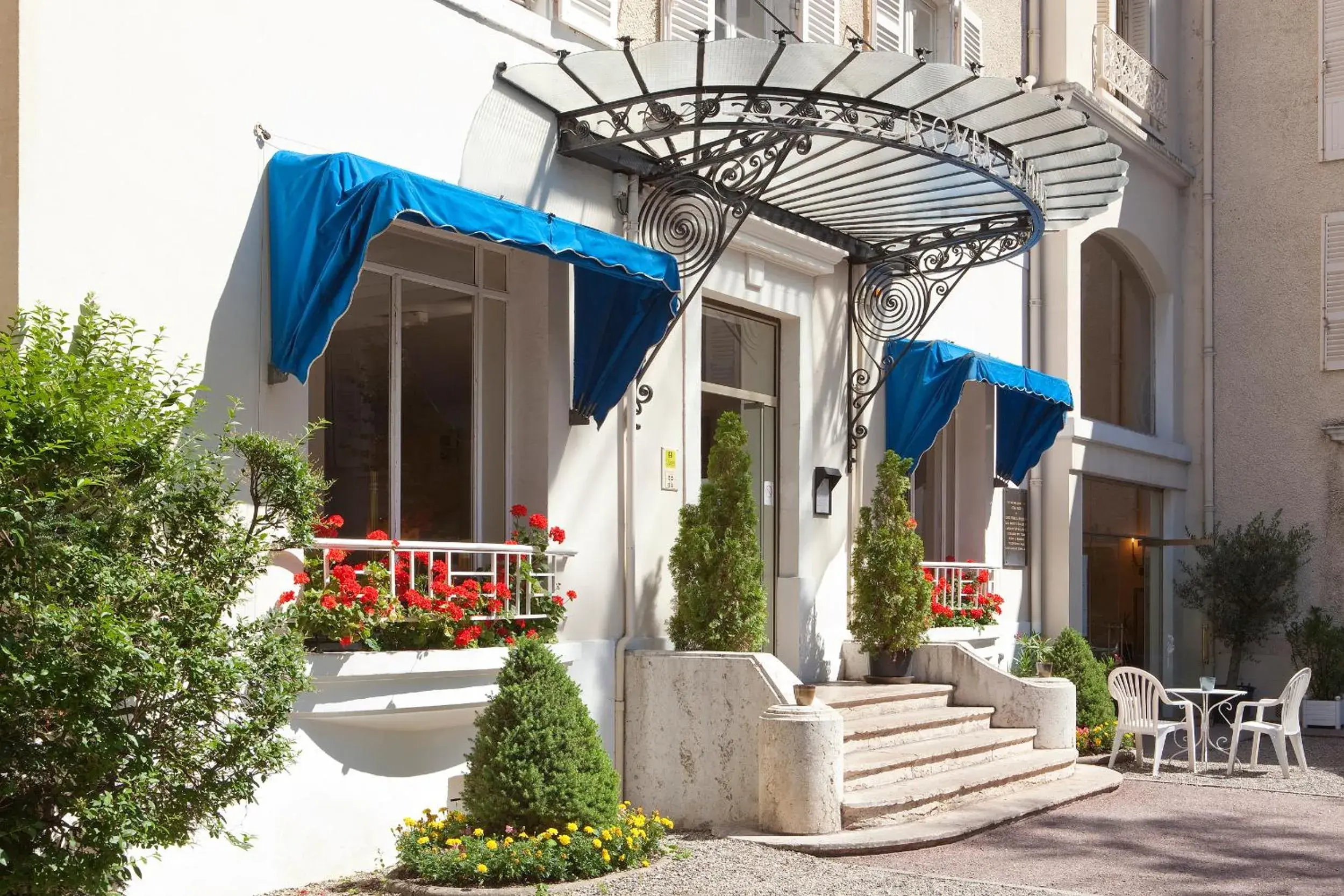Facade/entrance in Logis Hotel Royal Saint-Mart Facade/entrance in Logis Hotel Royal Saint-Mart