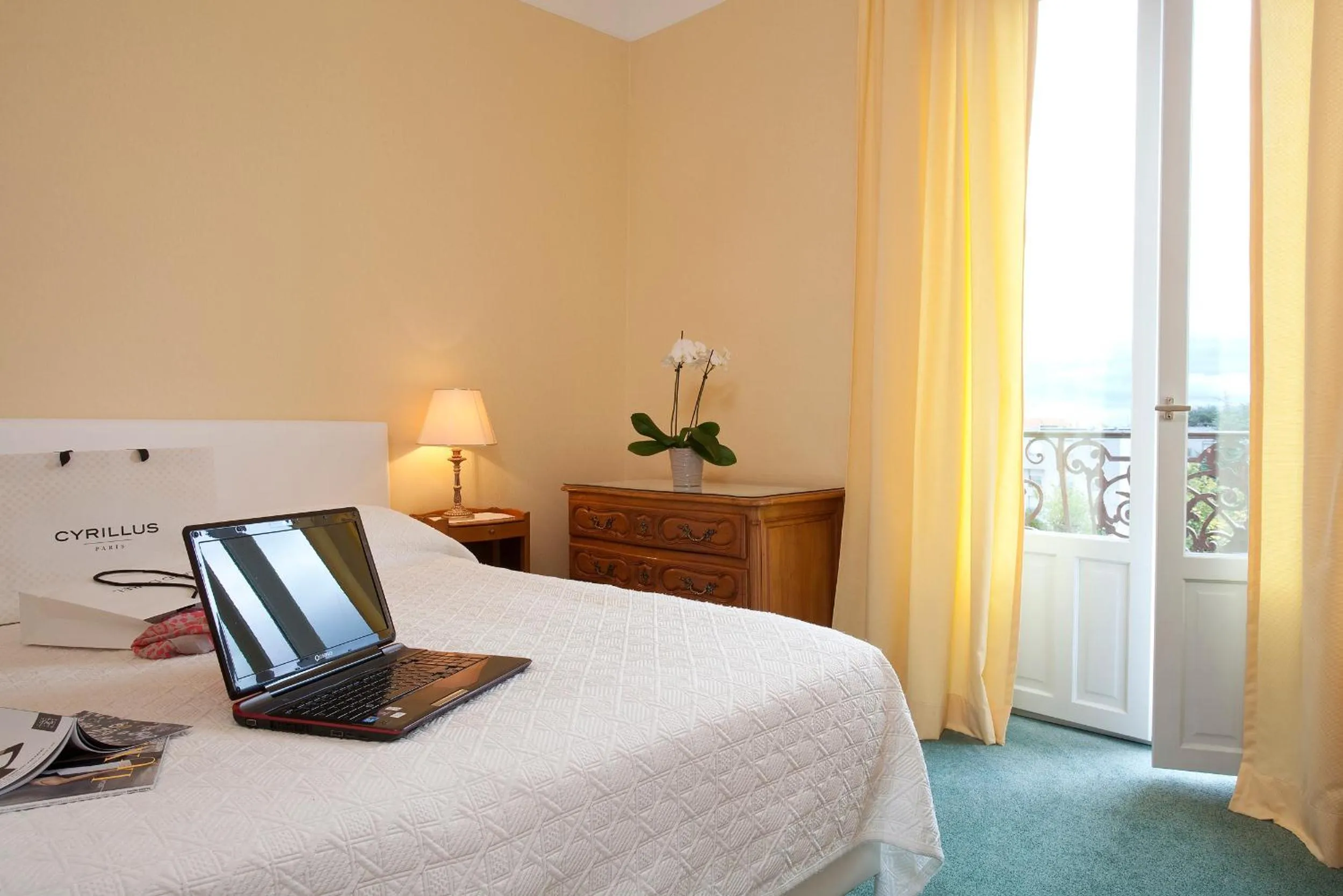 Day, Bed in Logis Hotel Royal Saint-Mart