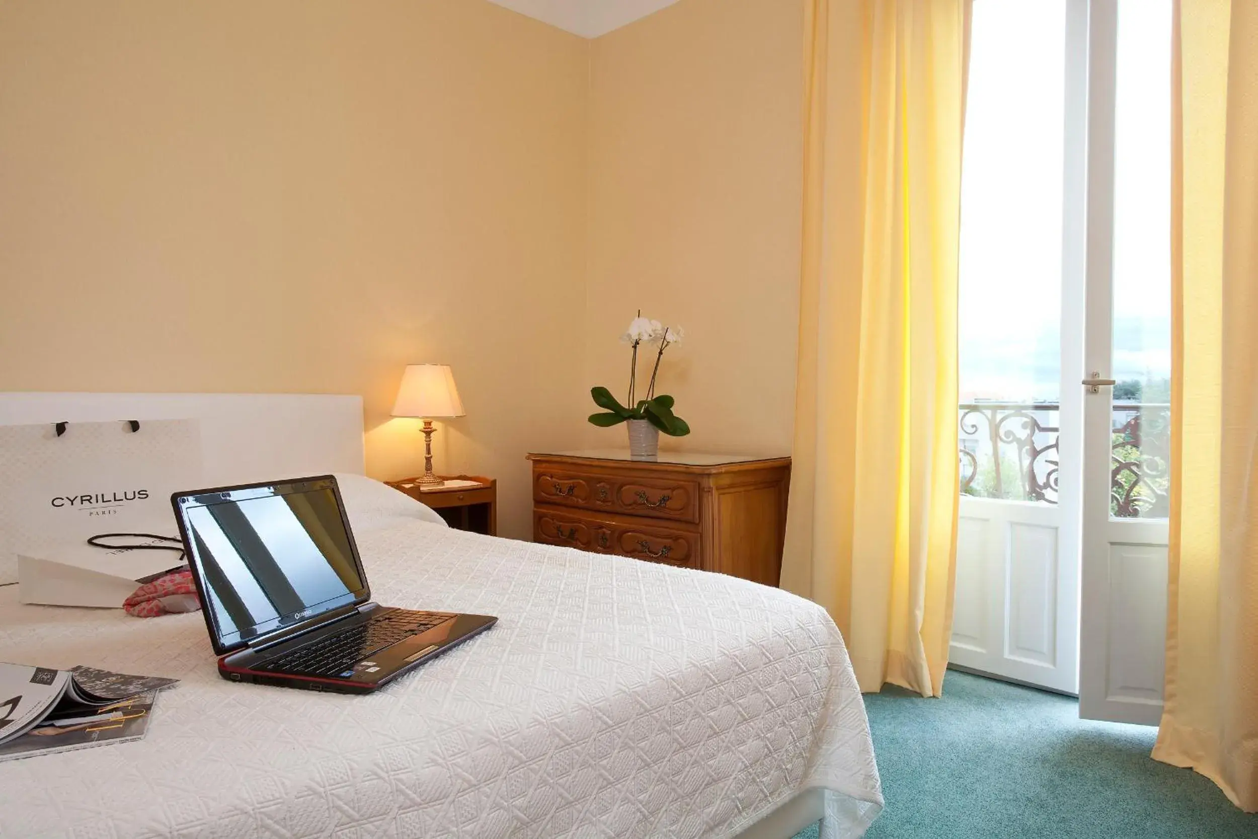 Day, Bed in Logis Hotel Royal Saint-Mart Day, Bed in Logis Hotel Royal Saint-Mart