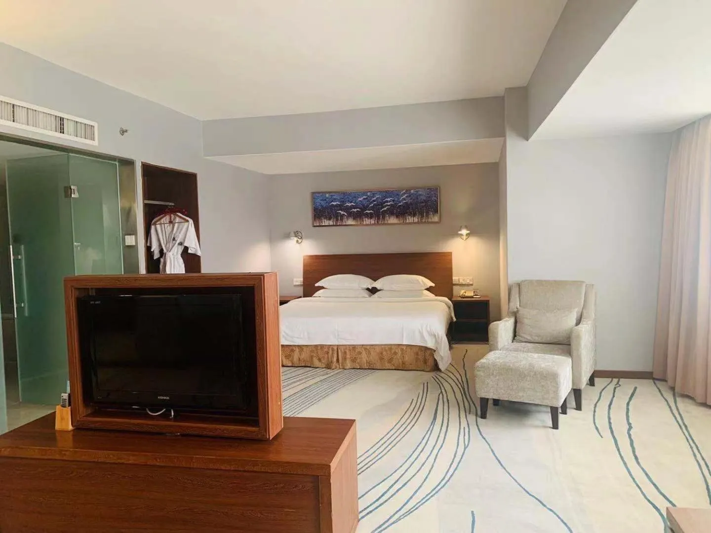 Communal lounge/ TV room, Bed in Days Inn Guangzhou