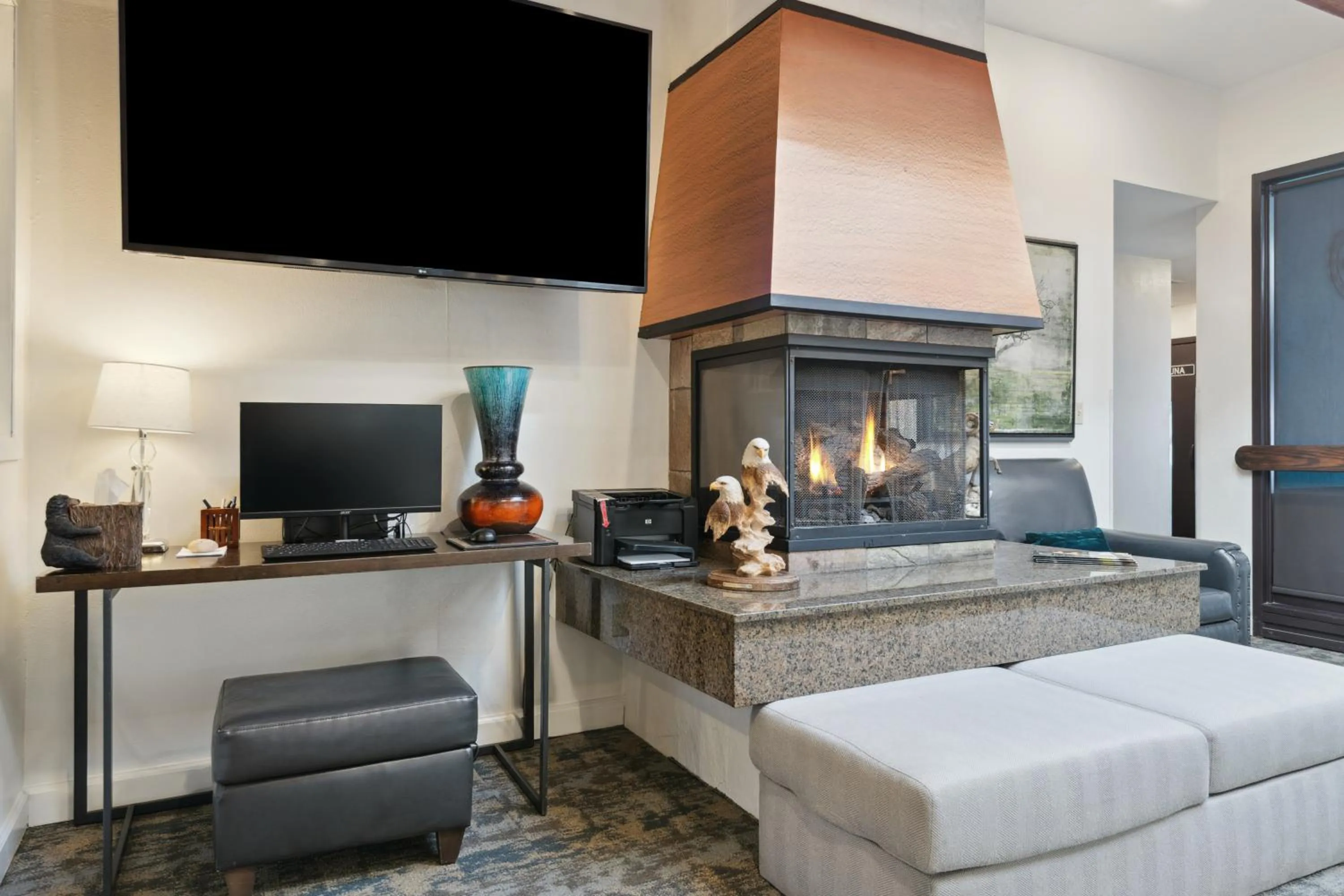 Communal lounge/ TV room, Bed in Eagle Point Resort